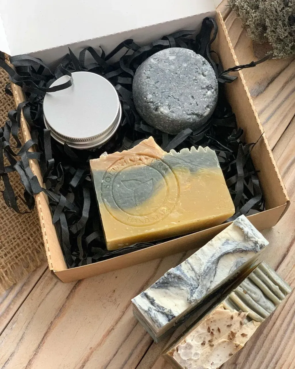 Смотрите, какие стильные наборы для мужчин🖤
Уже пора выбирать, заказывать и ждать момента, чтобы вручить! Или не ждать, а сразу дарить🤗
Набор #1
Мыло (любое на выбор) и твёрдый шампунь «Мужской»
Набор #2
Мыло, шампунь, расческа
Набор #3
Мыло, крем после бритья, расческа
Набор #4
Мыло, шампунь, крем после бритья
Набор #5
Мыло, шампунь, масло для бороды
Набор #6
Любая комбинация или дополнение другими средствами на ваш выбор.
#solumnatura_длямужчин #подарокмужчине #мужскаякосметика #натуральнаякосметика #органическаякосметика
