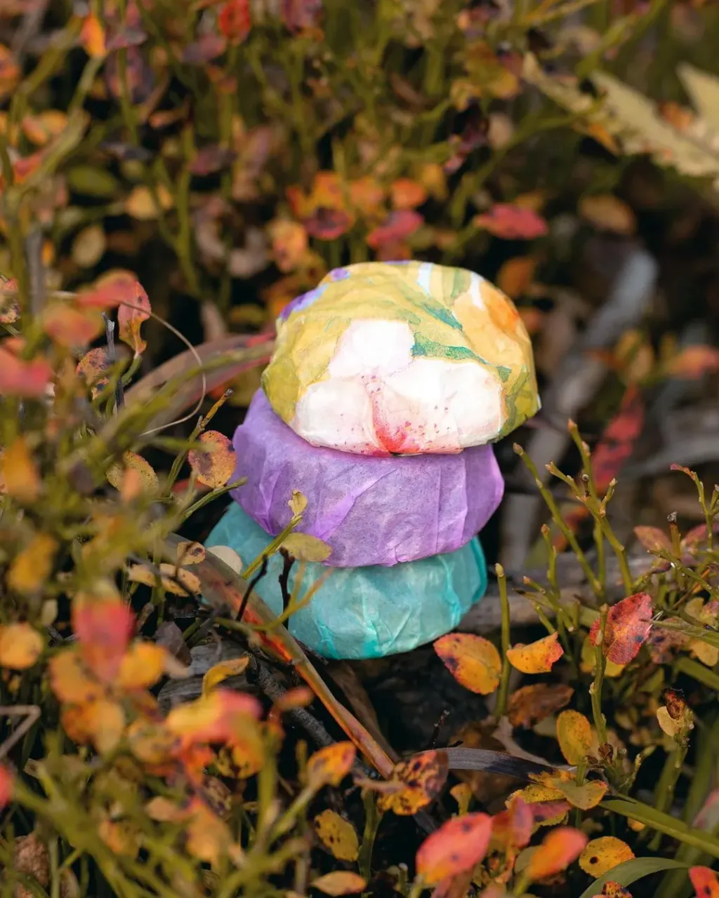 ТВЁРДЫЙ ШАМПУНЬ 

В чем отличие твёрдого и сухого шампуня?🤔

Сухой шампунь - это порошкообразная смесь кукурузной муки, глины, адсорбирующих компонентов, отдушек и трав.
Когда у вас дома нет воды (вероятно и электричества, чтобы нагреть холодную воду), можно использовать это средство, чтобы удалить лишний блеск/жир с волос.
Но, если честно, лично у меня не возникает желания это пробовать😅

Твёрдый шампунь - это комбинация мягких (кокосовых) ПАВов, растительных масел, экстрактов, активов и эфирных масел (я говорю о составе своих шампуней!).
Он прекрасно пенится, хорошо очищает и заботится о волосах.
Имеет гораздо меньший размер по сравнению с жидким шампунем, которого хватит на такое же количество применений.

У меня вы можете приобрести шампунь:
• для нормальных и сухих волос, стимулирующий рост
• для жирных волос и при перхоти
• для окрашенных и ослабленных волос
• для всех типов волос, даже для кудрявых
• для самых чувствительных волос и кожи головы
• для детей

Также, можно взять пробник на 5-7 применений🧡

Если вы пробовали сухой шампунь и остались довольны, поделитесь, пожалуйста! 
Может это все - мои предрассудки (какие были до перехода с жидкого на твёрдый шампунь) по поводу порошков и спреев...🌬

А если пробовали мои твёрдые шампуни, тоже делитесь, буду вам благодарна🤗
Ведь ваши слова - это то, что меня вдохновляет💚

#solumnatura_дляволос #твердыйшампунь #красивыеволосы