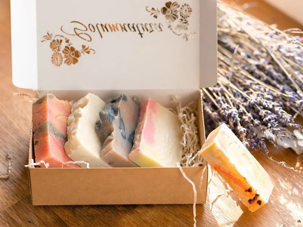 МЫЛО С НУЛЯ

Так называют мыло, которое варят из масел и щелочи. Но не волнуйтесь, в конечном продукте щелочи нет, а есть натриевые соли жирных кислот и глицерин💛

Кроме этого, в мыло с нуля добавляют шёлк - для самой нежной пенки, глины - для улучшения микроциркуляции кожи, мёд 🍯 - для большего увлажнения, мак и кофе - для эффекта скраба, а ещё травы, молоко, соль...

Мне кажется, главный плюс мыла с нуля - им можно мыть не только руки, но и тело, тк оно не сушит кожу, а, наоборот, ухаживает за ней🌸
И его приятно дарить и получать в подарок 🎁 

#мылоснуля #coldprocesssoap #лаванда #набор #solumnatura_soap