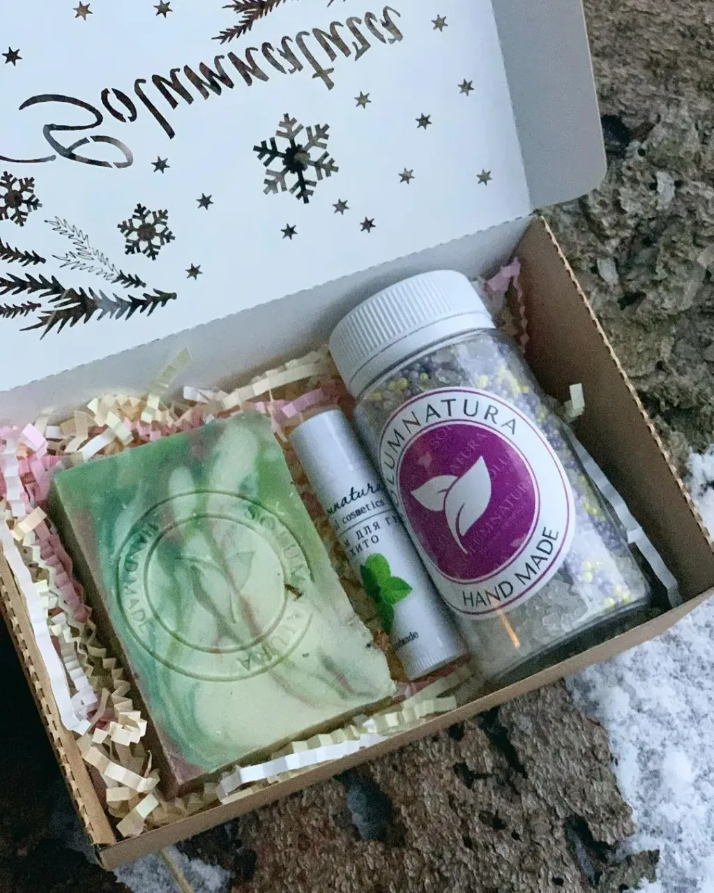 Когда нет времени, здорово, если можно кому-то доверить выбор подарков🎁
Небольшие наборы, созданные с любовью - именно то, что надо!
Набор 1:
Мыло (любое на выбор)
Соль (ароматы на выбор: фейхоа; кедровый лес; лаванда; цветочная)
Бальзам для губ
Набор 2:
Натуральное мыло (на выбор)
Твёрдый шампунь (на выбор)
Набор 3:
Соль для ванны
Твёрдый шампунь
Набор 4:
Соль для ванны
Мыло на выбор
Набор 5:
Соль
Мыло
Твёрдый шампунь
Бальзам для губ
#solumnatura_наборы #подарокнановыйгод #подарочныйнабор #наборкосметики #недорогойподарок #приятныйподарок #натуральнаякосметика