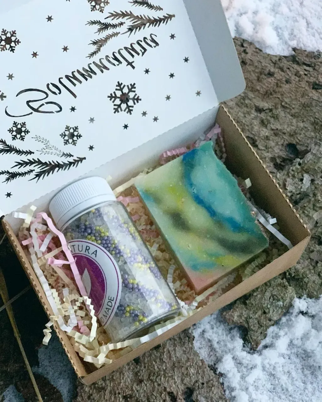 Когда нет времени, здорово, если можно кому-то доверить выбор подарков🎁
Небольшие наборы, созданные с любовью - именно то, что надо!
Набор 1:
Мыло (любое на выбор)
Соль (ароматы на выбор: фейхоа; кедровый лес; лаванда; цветочная)
Бальзам для губ
Набор 2:
Натуральное мыло (на выбор)
Твёрдый шампунь (на выбор)
Набор 3:
Соль для ванны
Твёрдый шампунь
Набор 4:
Соль для ванны
Мыло на выбор
Набор 5:
Соль
Мыло
Твёрдый шампунь
Бальзам для губ
#solumnatura_наборы #подарокнановыйгод #подарочныйнабор #наборкосметики #недорогойподарок #приятныйподарок #натуральнаякосметика