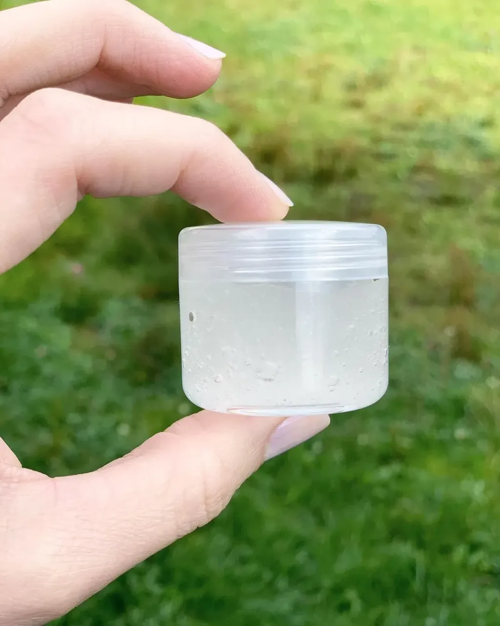 Осень - время чисток и пилингов🌬

Бережный кислотный пилинг с гидролабильный василька и эфирными маслами способствует обновлению клеток кожи, уменьшает морщины, выравнивает цвет лица, делает кожу более гладкой и нежной💚

Теперь пилинг доступен и в мини-формате!
20мл - хватит примерно на 6 применений.

С возрастом наша кожа обновляется все медленнее. И к 30ти годам это занимает порядка 28-30 дней, а к 40 годам уже около 35-45 дней.
Мягкие пилинги рекомендуется использовать 1-2 раз в неделю.
Одной такой баночки хватит примерно на полтора месяца использования!
То есть на полное обновление💚

#solumnatura_очищение #пилинг #solumnatura_длялица #натуральнаякосметика #косметолог #очищение