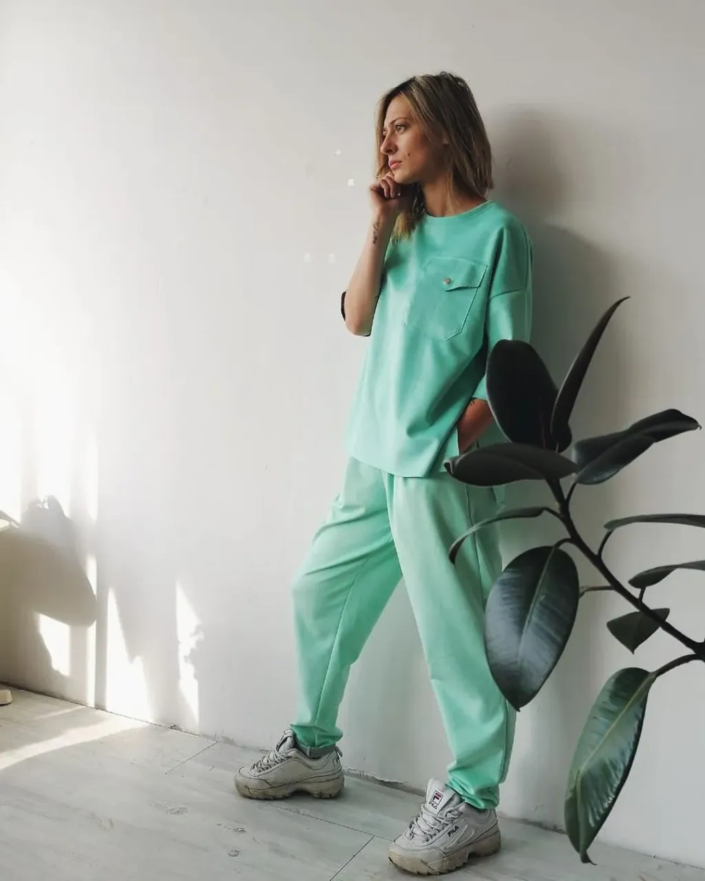 Замшевые костюмы 😻

Замша — это просто супер удобно. 

✔️Главный плюс — ну не надо ее гладить, вообще, абсолютно, совсем. Просто посушил и разложил. 

✔️она мягонькая как пушистый котик.

✔️она отлично держит форму за счёт  своей эластичности. Никаких пузырей на коленках и вот этого всего. При должном уходе ее можно носить годами и передать внукам по наследству.

В общем если вы хотите быть мягкими котиками и не тратить время на глажку, вам к нам за замшей 🔥

#замша#suede#tiffany#замшевыебрюки#ootd#stylish#ootd#ljam_suede