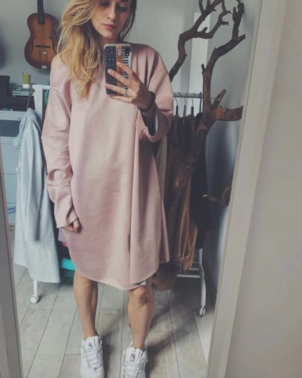 У каждого, наверное, есть страстишка, фетиш или заморочка. У меня это кроссовки, я обожаю их, я очень долго могу рассуждать о плюсах и минуса Filla, широкой посадке new balance, о том как облегают ногу airmax. И так далее😂
⠀
Поэтому, когда мы начали шить платья, первым и существенным было разработать такие дизайны, чтобы можно было их поженить с кроссовками.
⠀
Это ни в коем случае не означает, что я не уважаю туфли. Ещё как их уважаю, но после работы моделью я почти перестала их носить и вообще забыла как это делается😅 и я восхищаюсь девушками, которые умеют красиво и плавно двигаться на этих многоэтажных конструкциях 😍.
⠀
Я к чему веду, практически любое платье подходит к туфлям, но платье, которое сочетается с кроссовками — это уже арт.
⠀
Ой, ещё я люблю страстно духи❤️ а у вас есть какая-нибудь страсть?))) делитесь в комментариях ☺️
⠀
P.S. Замшевое платье в цвете пыльная Роза 💔
Их осталось немного, но они есть
#ljamsuede
 А в предыдущем посте информация как за ними ухаживать😘 лайк, добавляем в закладки )