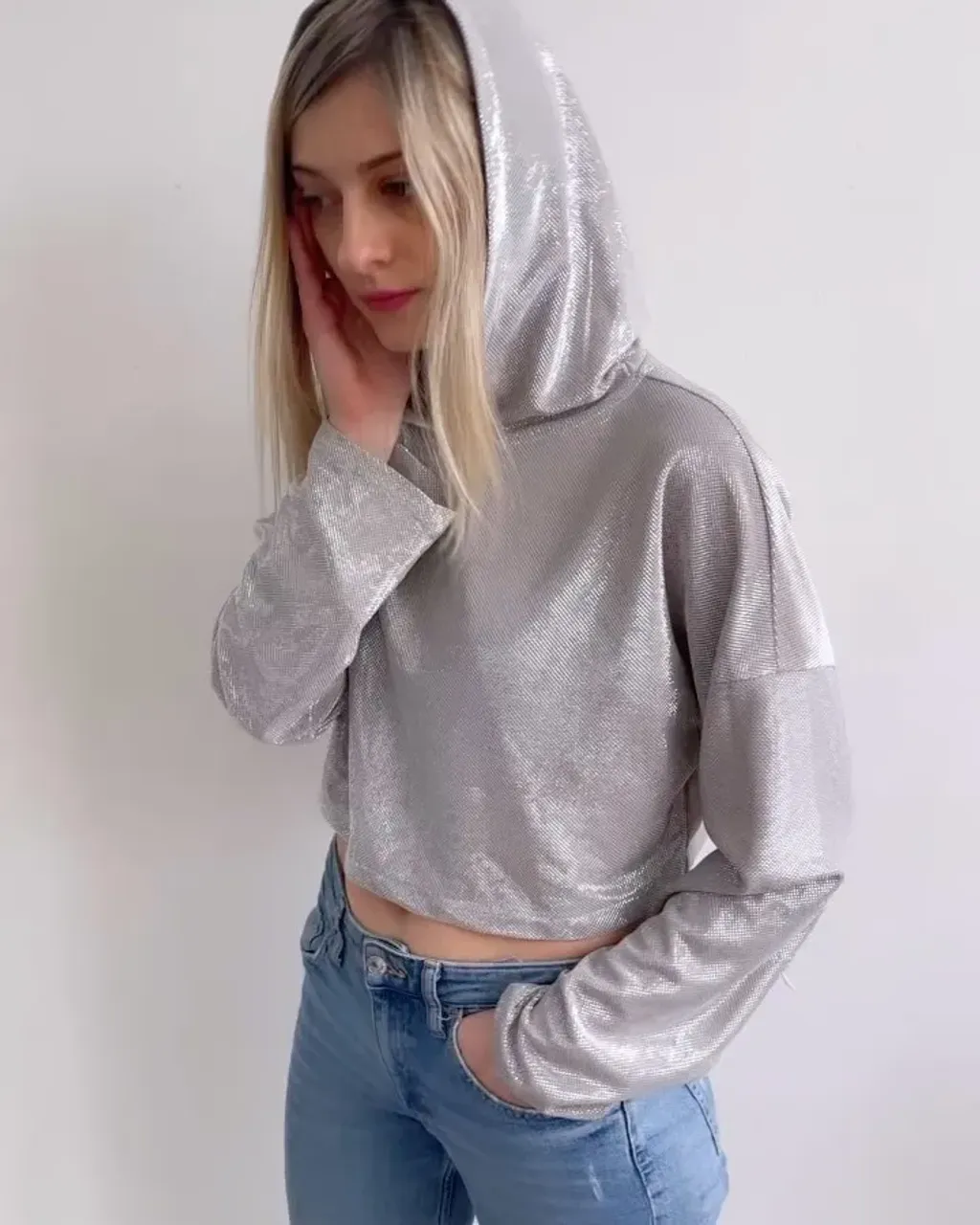 Новенькое. 
Кроп худи из трикотажа.

Я живу в блеске 🤪
