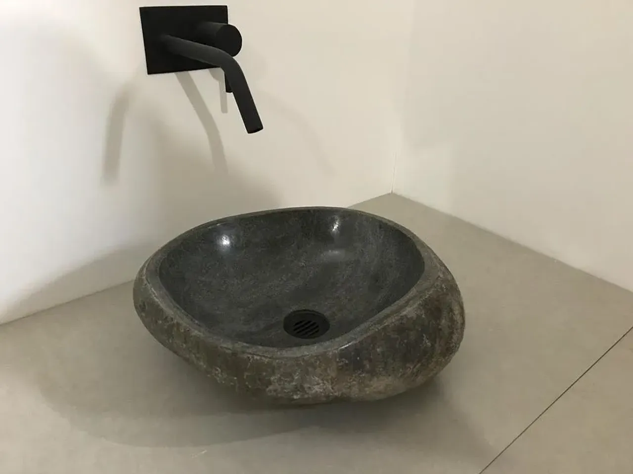.
Раковина из массивного природного камня – галечного валуна с  тропических островов Индонезии🌴
❇️Каждый экземпляр умывальника из природного камня – уникальный, один в своём стиле по форме, дизайну, и цветовой гамме.
.
.

#banglo#раковиныbanglo#раковинаизокаменелогодерева#раковиныизкамня #раковиныизнатуральногокамня #раковинаизоникса #раковинаизмрамора #работаскамнем#дизайнерскаяпродукция #декорванной #ваннаякомната #аксессуарыизкамня #раковинадляванной#элитнаясантехника#лофт #лофтдизайн #лофтинтерьер #ваннаякомнатадизайн #дизайнподключ
