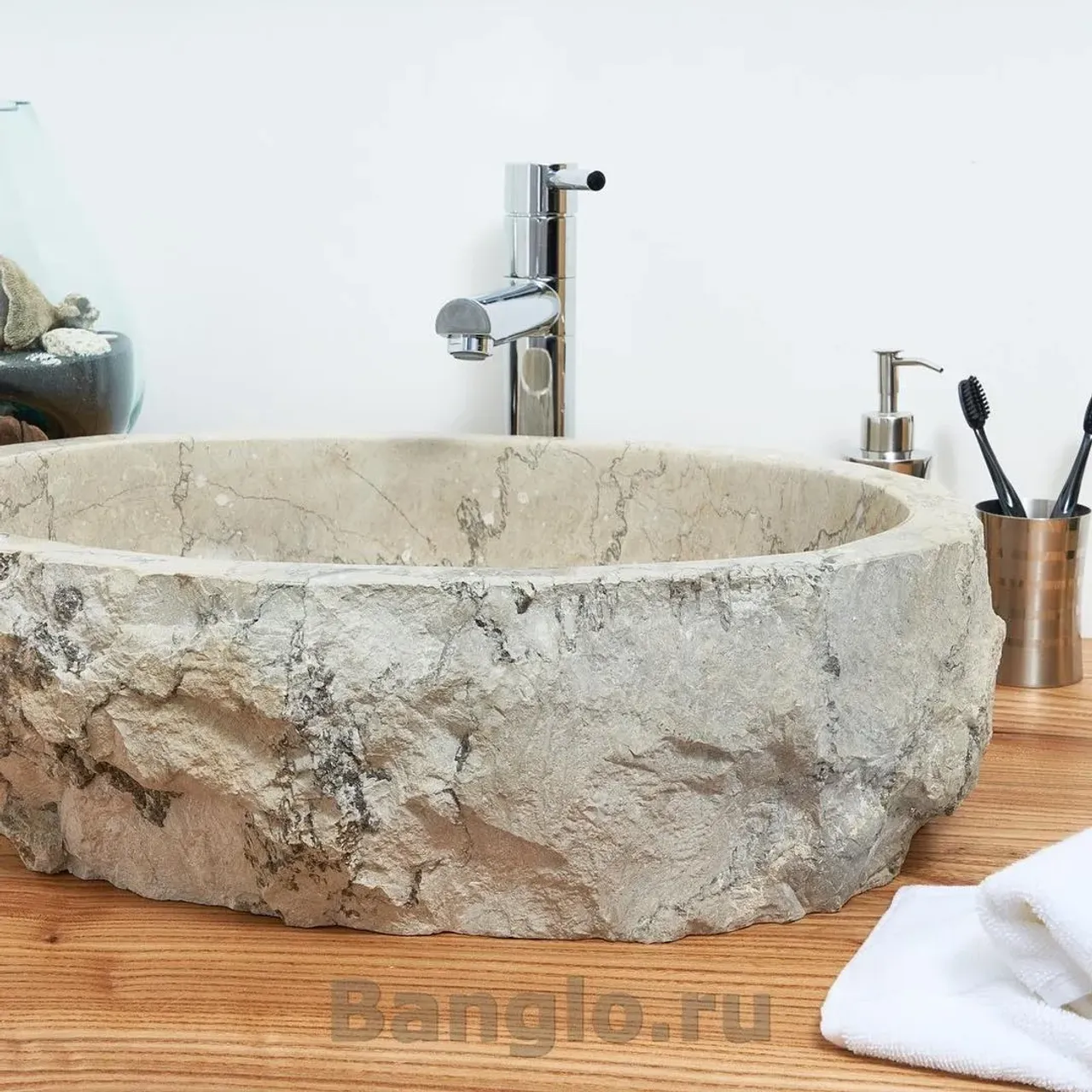 Хотите “королевскую” ванную комнату –  заказывайте эксклюзивную раковину из мрамора. 
Вариант не дешевый, потребует соответствующей отделки остальных элементов ванной. Однако гости по достоинству оценят ваше могущество🌟
.
🌱 Камень в ванной и в кухне – это отличное решение. Смело делайте и не пожалеете👌
.
#раковиныbanglo#раковинаизокаменелогодерева#раковиныизкамня #раковиныизнатуральногокамня #раковинаизоникса #раковинаизмрамора #работаскамнем#дизайнерскаяпродукция #декорванной #ваннаякомната #аксессуарыизкамня #раковинадляванной#элитнаясантехника#лофт #лофтдизайн #лофтинтерьер #ваннаякомнатадизайн #дизайнподключ#дизайнподключмосква #раковинымосква #раковиныспб