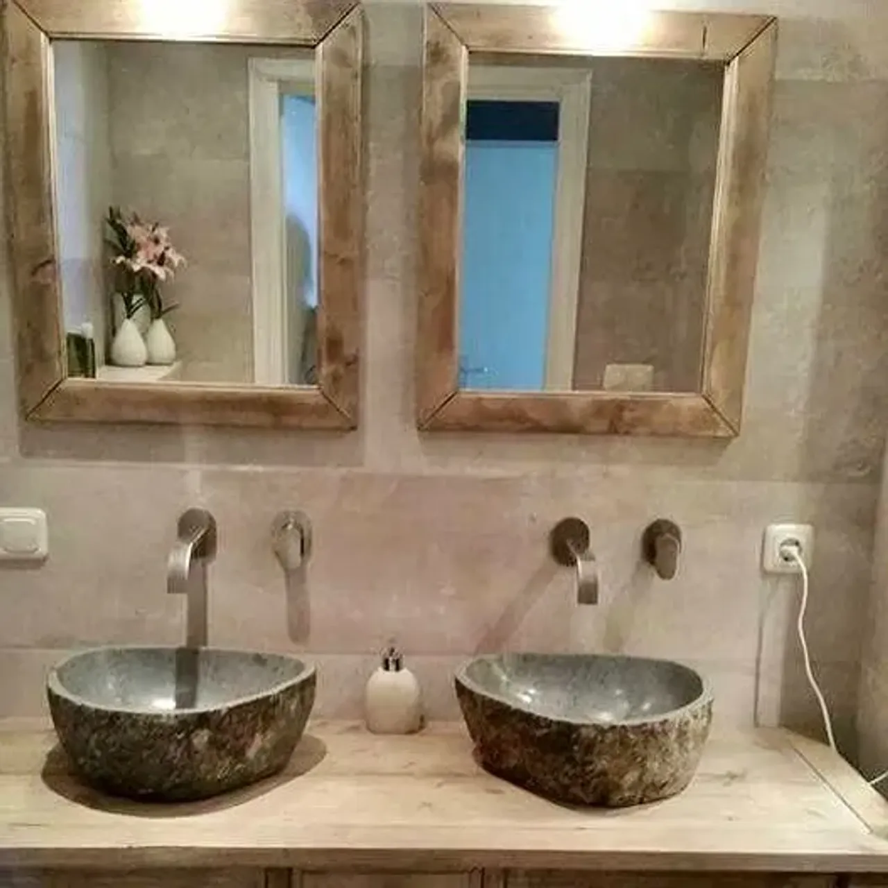 .
Раковина – заметная часть интерьера. Хотя ее часто не устанавливают на виду, она придает дизайну ванной  комнаты завершенность. Нужно подойти к выбору мойки ответственно.👇
.
♻️Подберем для вас раковину по нужным параметрам.
.
#banglo#раковиныbanglo#раковинаизокаменелогодерева#раковиныизкамня #раковиныизнатуральногокамня #раковинаизоникса #раковинаизмрамора #работаскамнем#дизайнерскаяпродукция #декорванной #ваннаякомната #аксессуарыизкамня #раковинадляванной#элитнаясантехника#лофт #лофтдизайн #лофтинтерьер #ваннаякомнатадизайн #дизайнподключ#ремонтподключ #ремонтваннойкомнаты #лофтваннаякомната #идеидлядома #ремонтквартиры