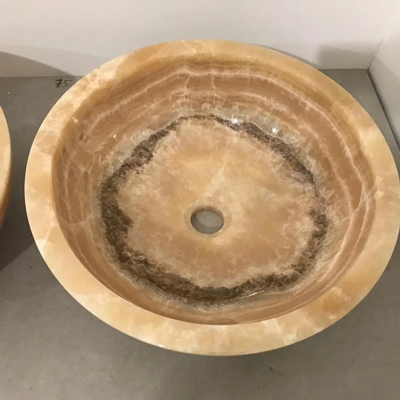 .
Отличительной особенностью этих круглых раковин, предназначенных для накладного монтажа, является тщательная поверхностная обработка, позволяющая как нельзя лучше проявить уникальный природный рисунок оникса.
.
🌟Раковины чаши из оникса 40*40*15 см

.
#раковинаизкамня#Раковинаиздерева#раковинаизмрамора#раковинаизбетона#раковинаизискуственногокамня#раковинаизречногокамня#раковинаизтравертина#раковинаизгранита#раковинаизискусственногокамня#раковинаизнатуральногокамня#ваннаялофт#ваннаямечты#ваннаядизайн#ваннаямебель#ваннаямоеймечты#оникссподсветкой#ониксвинтерьере#оникскамень#оникснатуральный#ониксподсветка#ониксмосква#ониксспб#деревовинтерьере#дереворучнойработыд#деревовванной#раковиныbanglo