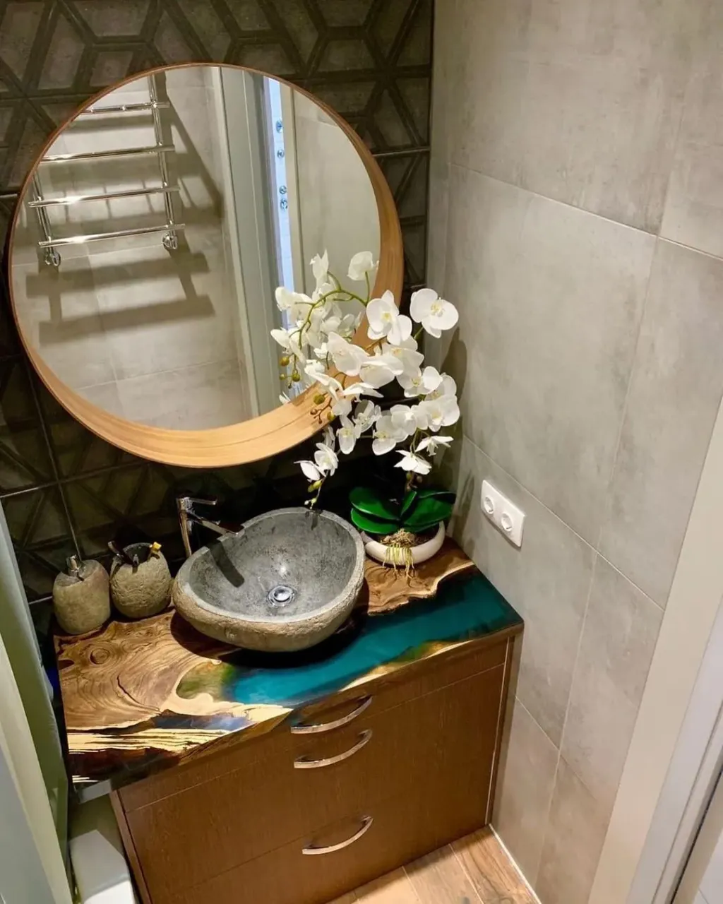 .
Ещё одна наша раковина из риверстоуна украсила интерьер ванной комнаты✨. Если проявить немножко фантазии, то можно создать особую композицию, сделать ее изюминкой интерьера .
.
#раковиныbanglo#раковинаизокаменелогодерева#раковиныизкамня #раковиныизнатуральногокамня #раковинаизоникса #раковинаизмрамора #работаскамнем#дизайнерскаяпродукция#слэбы #слэбыизмассивадерева#слэбыспб #слэбымск #декорванной #ваннаякомната #аксессуарыизкамня #раковинадляванной#элитнаясантехника#лофт #лофтдизайн #лофтинтерьер #ваннаякомнатадизайн #дизайнподключ#дизайнподключмосква #раковинымосква #раковиныспб