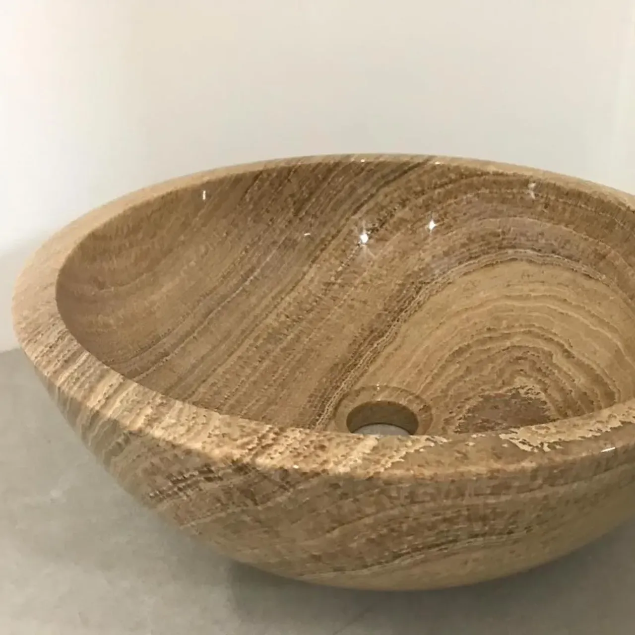 Оникс – прочный природный материал, который редко бывает однотонным. Довольно часто встречаются образцы белые, черные или зеленые с белыми, бурыми или красными вкраплениями. Камню приписывают лечебные и магические свойства. Но многие ценят его оригинальный цвет и прочность, делая этот минерал важной деталью интерьера.
.
#раковинаизкамня#Раковинаиздерева#раковинаизмрамора#раковинаизбетона#раковинаизискуственногокамня#раковинаизречногокамня#раковинаизтравертина#раковинаизгранита#раковинаизискусственногокамня#раковинаизнатуральногокамня#ваннаялофт#ваннаямечты#ваннаядизайн#ваннаямебель#ваннаямоеймечты#оникссподсветкой#ониксвинтерьере#оникскамень#оникснатуральный#ониксподсветка#ониксмосква#ониксспб#деревовинтерьере#дереворучнойработыд#деревовванной#раковиныbanglo