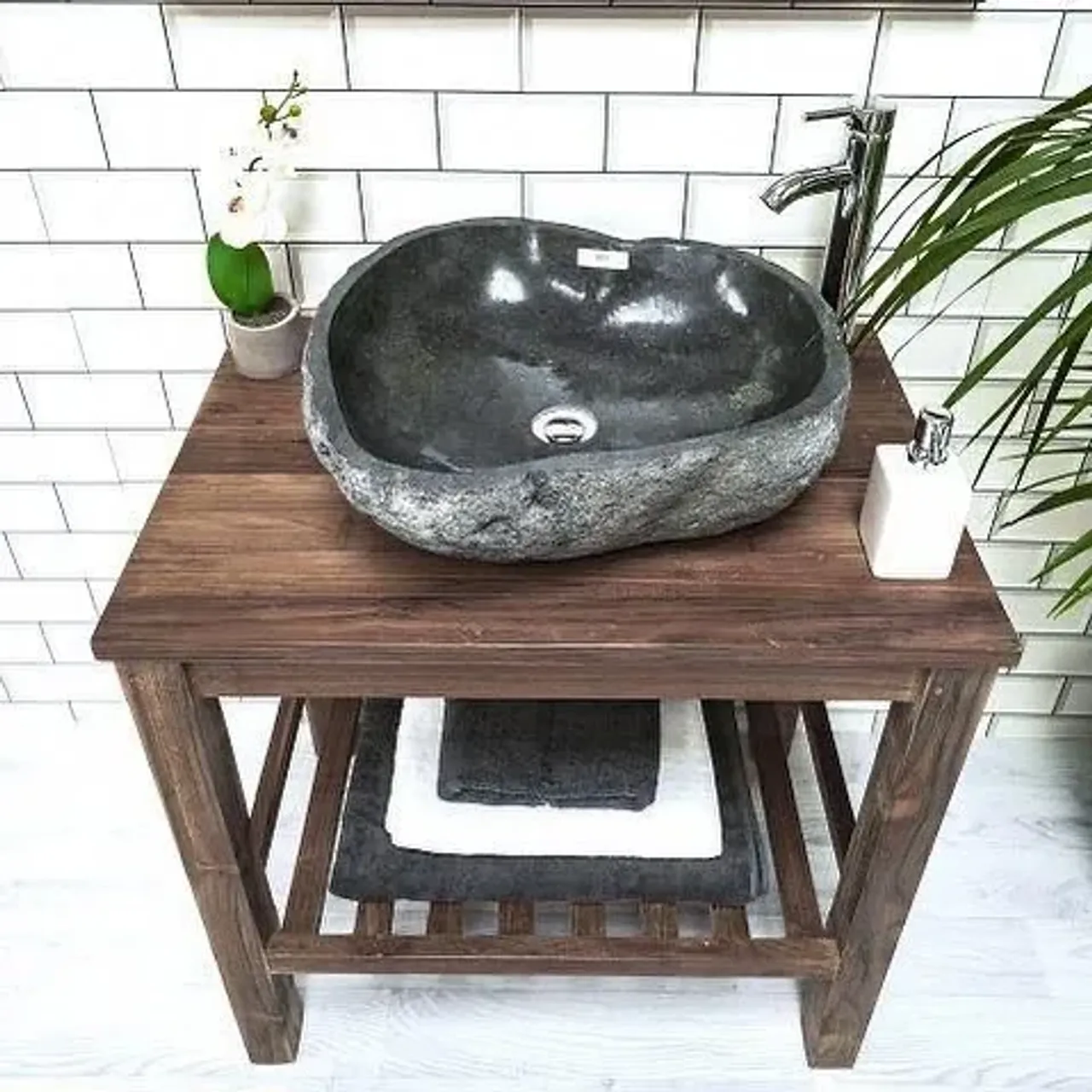 .
😬По секрету: с помощью накладной раковины можно освободить много места. 
🤔Как такое возможно? Очень просто. 
👉Так как обычно их устанавливают на подвесную столешницу из массива или камня, то под неё ставят стиралку. Это позволяет экономить много пространства👌, что является важным в помещениях с малой площадью. 
👉В другом варианте под столешницей делают полотенцесушитель, ящики для мелочей или же оставляют место пустым. 😃Последнее явно оценят любители минимализма. 

#экостильвинтерьере#экостильинтерьера#экостиль#деревовинтерьере#дереворучнойработы#деревовванной#окаменелоедерево#окаменелоедеревокупить#сантехникалюкс#сантехникаспб#сантехникавмоскве#сантехникаизкамня#раковиныbanglo#раковинынастолешницу #раковинычаши #раковины #раковиныизкамня