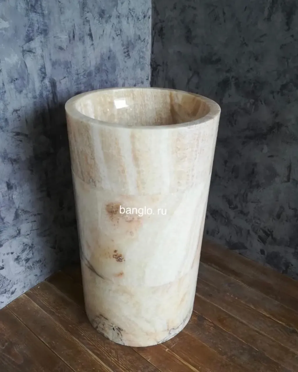 .
Предлагаем Вашему вниманию великолепную напольную раковину. Она вырезана вручную из цельного блока оникса.
⬆️Данная модель — абсолютное воплощение роскоши и элегантности. Она придаст вашей ванной комнате совершенно неповторимый облик✨
.
〽️В наличии〽️

#раковиныbanglo#раковинаизокаменелогодерева#раковиныизкамня #раковиныизнатуральногокамня #раковинаизоникса #раковинаизмрамора #работаскамнем#дизайнерскаяпродукция #декорванной #ваннаякомната #аксессуарыизкамня #раковинадляванной#элитнаясантехника#лофт #лофтдизайн #лофтинтерьер #ваннаякомнатадизайн #дизайнподключ