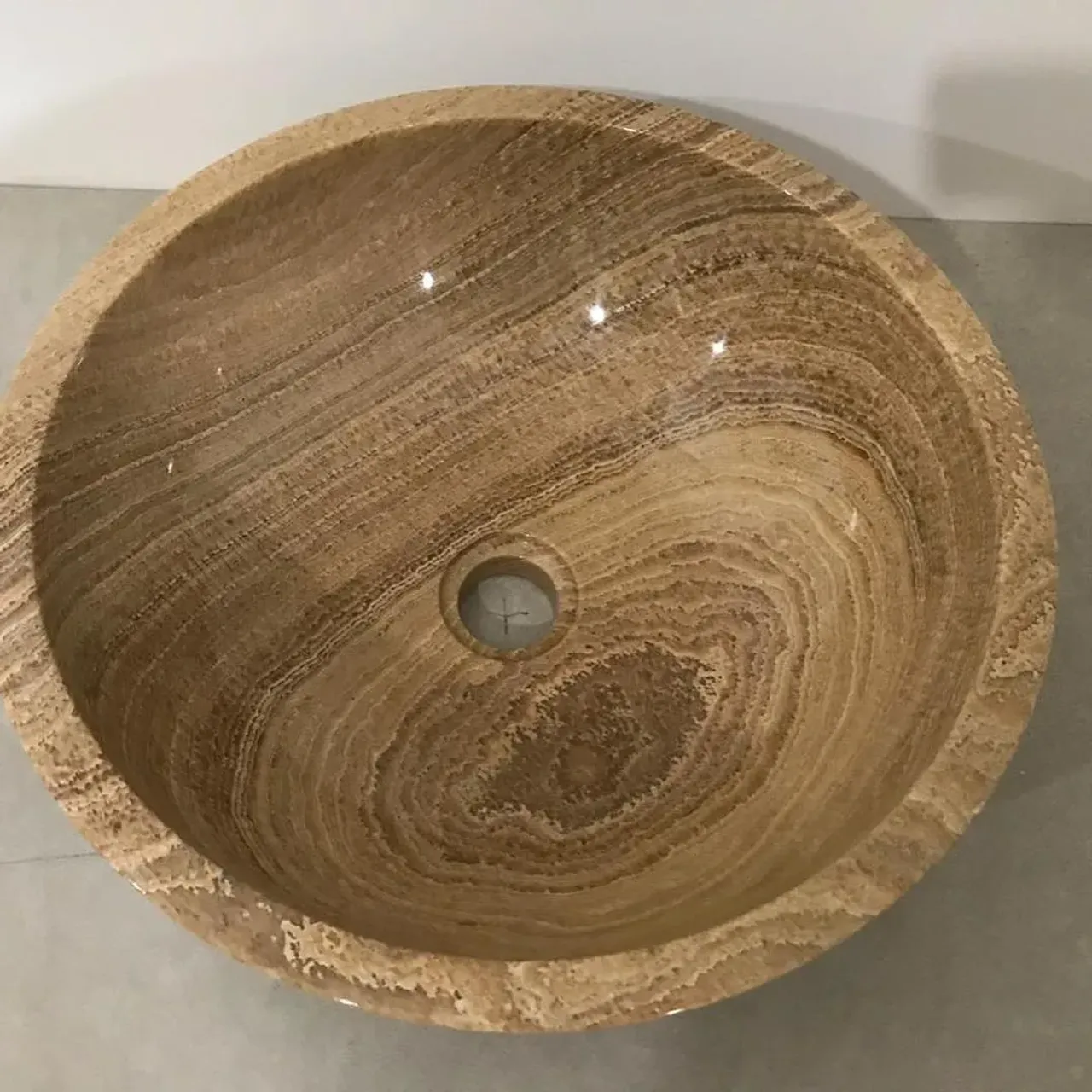 Оникс – прочный природный материал, который редко бывает однотонным. Довольно часто встречаются образцы белые, черные или зеленые с белыми, бурыми или красными вкраплениями. Камню приписывают лечебные и магические свойства. Но многие ценят его оригинальный цвет и прочность, делая этот минерал важной деталью интерьера.
.
#раковинаизкамня#Раковинаиздерева#раковинаизмрамора#раковинаизбетона#раковинаизискуственногокамня#раковинаизречногокамня#раковинаизтравертина#раковинаизгранита#раковинаизискусственногокамня#раковинаизнатуральногокамня#ваннаялофт#ваннаямечты#ваннаядизайн#ваннаямебель#ваннаямоеймечты#оникссподсветкой#ониксвинтерьере#оникскамень#оникснатуральный#ониксподсветка#ониксмосква#ониксспб#деревовинтерьере#дереворучнойработыд#деревовванной#раковиныbanglo