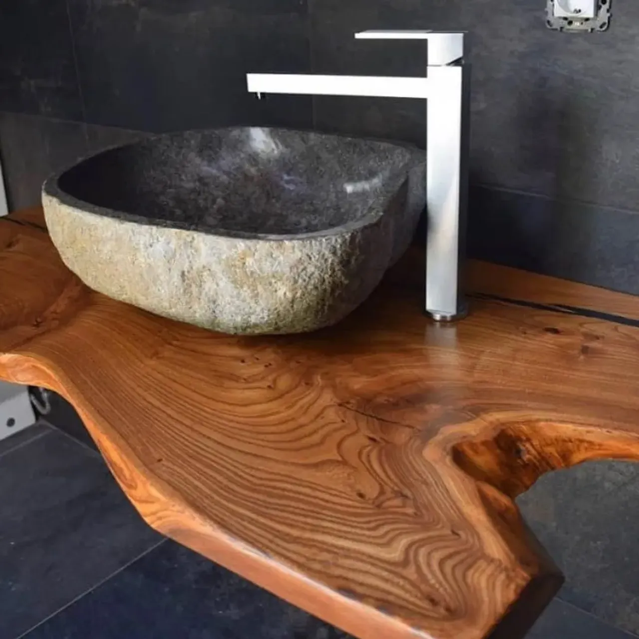 ☝️Столешницы из слэбов под раковину — популярнейший  тренд. 🌳Слэб дерева в качестве столешницы для раковины — уникальный по своей красоте предмет интерьера. 👌Такая поверхность идеально подойдет для тех, кто решил добавить изюминку в свой интерьер🏡

#раковиныbanglo#раковинаизокаменелогодерева#раковиныизкамня #раковиныизнатуральногокамня #раковинаизоникса #раковинаизмрамора #работаскамнем#дизайнерскаяпродукция #декорванной #ваннаякомната #аксессуарыизкамня #раковинадляванной#элитнаясантехника#лофт #лофтдизайн #лофтинтерьер #ваннаякомнатадизайн #дизайнподключ#ремонтподключ #ремонтваннойкомнаты #лофтваннаякомната #идеидлядома #ремонтквартиры#спб #москва