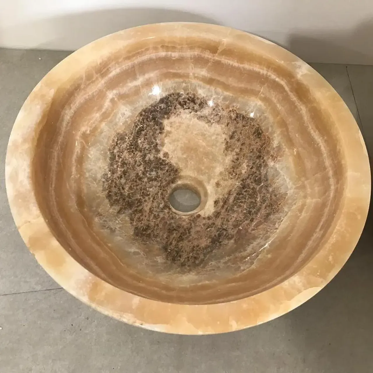 .
Отличительной особенностью этих круглых раковин, предназначенных для накладного монтажа, является тщательная поверхностная обработка, позволяющая как нельзя лучше проявить уникальный природный рисунок оникса.
.
🌟Раковины чаши из оникса 40*40*15 см

.
#раковинаизкамня#Раковинаиздерева#раковинаизмрамора#раковинаизбетона#раковинаизискуственногокамня#раковинаизречногокамня#раковинаизтравертина#раковинаизгранита#раковинаизискусственногокамня#раковинаизнатуральногокамня#ваннаялофт#ваннаямечты#ваннаядизайн#ваннаямебель#ваннаямоеймечты#оникссподсветкой#ониксвинтерьере#оникскамень#оникснатуральный#ониксподсветка#ониксмосква#ониксспб#деревовинтерьере#дереворучнойработыд#деревовванной#раковиныbanglo