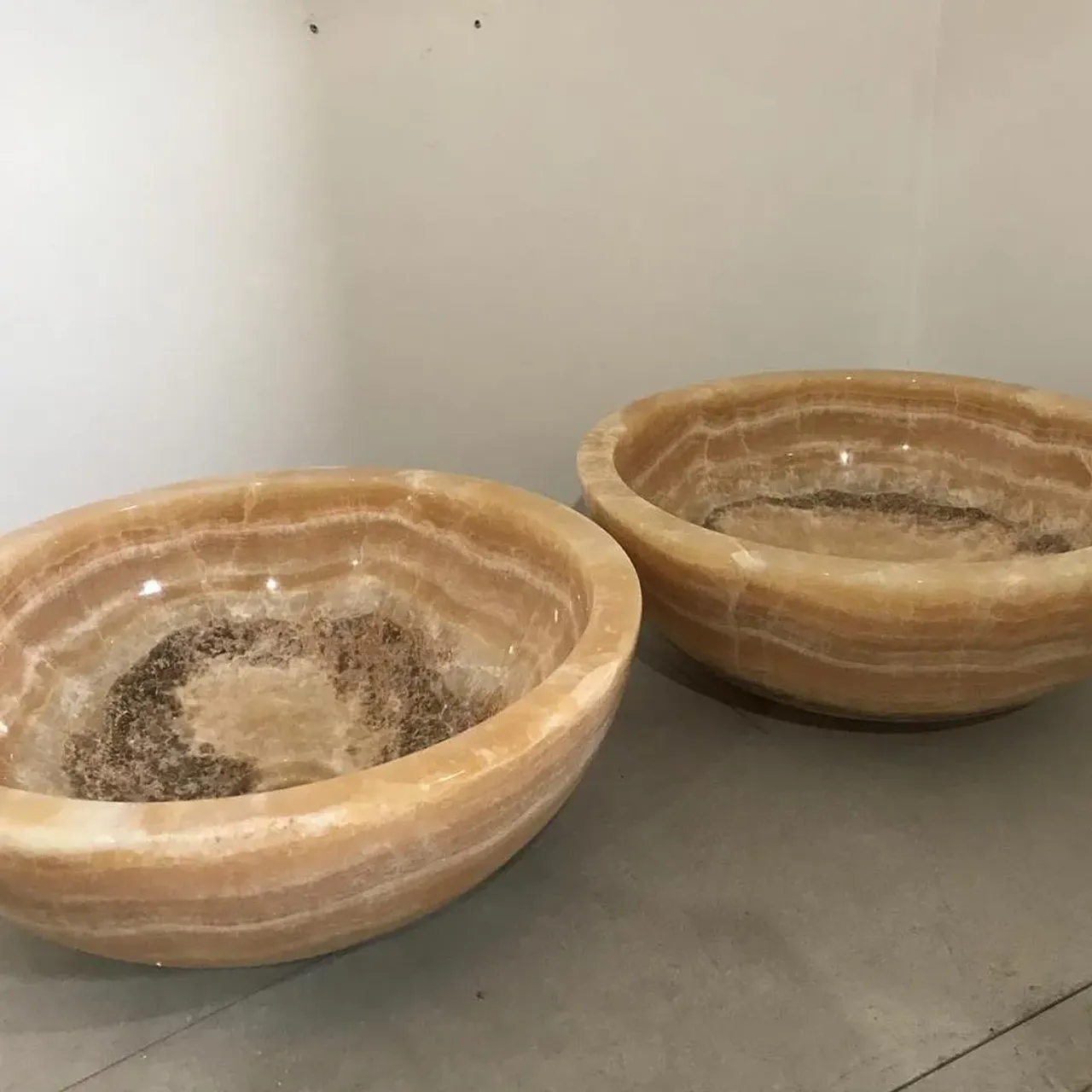 .
Отличительной особенностью этих круглых раковин, предназначенных для накладного монтажа, является тщательная поверхностная обработка, позволяющая как нельзя лучше проявить уникальный природный рисунок оникса.
.
🌟Раковины чаши из оникса 40*40*15 см

.
#раковинаизкамня#Раковинаиздерева#раковинаизмрамора#раковинаизбетона#раковинаизискуственногокамня#раковинаизречногокамня#раковинаизтравертина#раковинаизгранита#раковинаизискусственногокамня#раковинаизнатуральногокамня#ваннаялофт#ваннаямечты#ваннаядизайн#ваннаямебель#ваннаямоеймечты#оникссподсветкой#ониксвинтерьере#оникскамень#оникснатуральный#ониксподсветка#ониксмосква#ониксспб#деревовинтерьере#дереворучнойработыд#деревовванной#раковиныbanglo