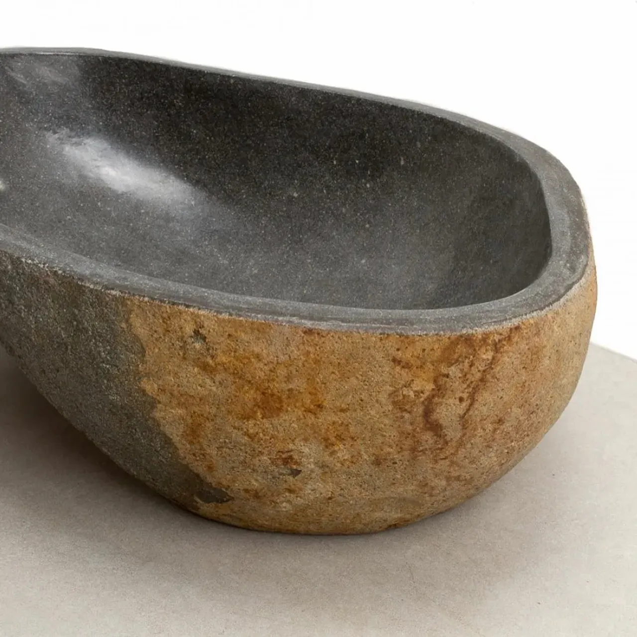 .
👆Ещё одна уникальная раковина, созданная в тандеме природы и человека ⛰⚒
.
🔝В наличии , готова к переезду в новый дом 🏡
.
✔️Размеры (ШxГxВ)	47х35х15 см
✔️Сливное отверстие  45 мм
✔️Вес	27 кг .
.
#раковиныbanglo#раковинаизокаменелогодерева#раковиныизкамня #раковиныизнатуральногокамня #раковинаизоникса #раковинаизмрамора #работаскамнем#дизайнерскаяпродукция #декорванной #ваннаякомната #аксессуарыизкамня #раковинадляванной#элитнаясантехника#лофт #лофтдизайн #лофтинтерьер #ваннаякомнатадизайн #дизайнподключ