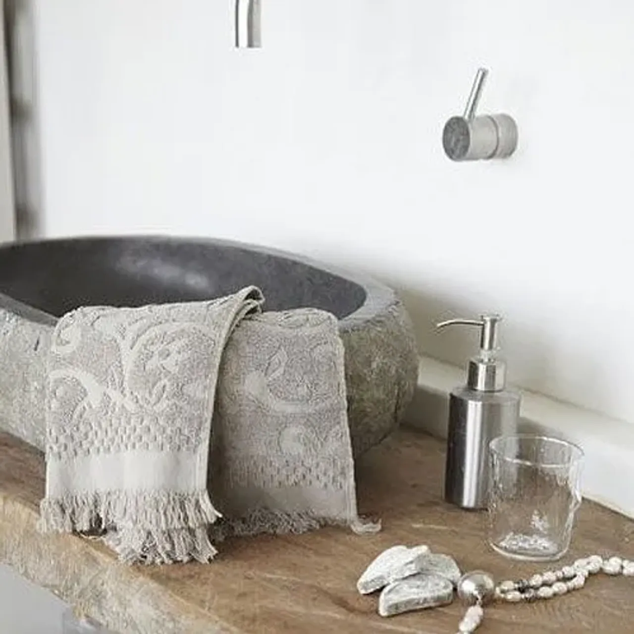 .
👆Раковины из речного камня  самые популярные  среди покупателей, не только благодаря эффектному дизайну, доступной ценой, но и уникальным прочностным характеристикам. Они могут стать прекрасным дополнением интерьера ванной комнаты или кухни.
.
🔸У нас вы найдете раковины из речного камня любого размера.
🔸От маленьких до крупных.
🔸Округлой, вытянутой или фигурной формы.
.
#раковиныbanglo#раковинаизокаменелогодерева#раковиныизкамня #раковиныизнатуральногокамня #раковинаизоникса #раковинаизмрамора #работаскамнем#дизайнерскаяпродукция#слэбы #слэбыизмассивадерева#слэбыспб #слэбымск #декорванной #ваннаякомната #аксессуарыизкамня #раковинадляванной#элитнаясантехника#лофт #лофтдизайн #лофтинтерьер #ваннаякомнатадизайн #дизайнподключ#дизайнподключмосква #раковинымосква #раковиныспб