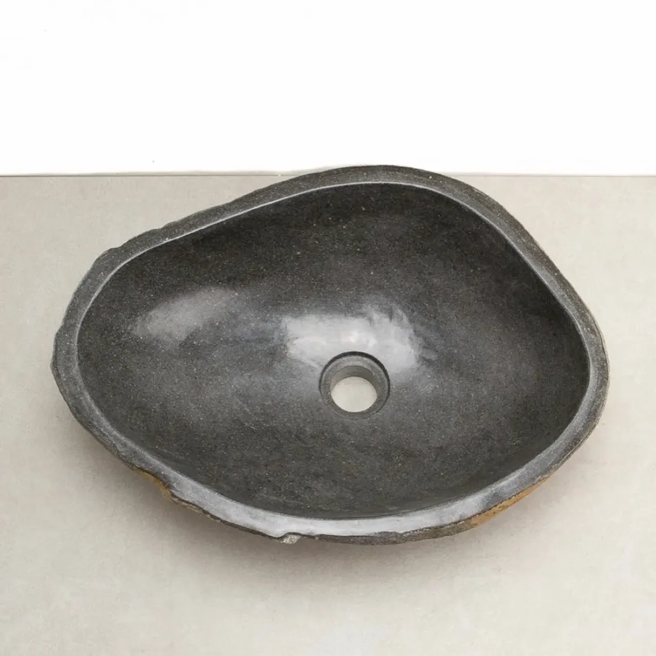 .
👆Ещё одна уникальная раковина, созданная в тандеме природы и человека ⛰⚒
.
🔝В наличии , готова к переезду в новый дом 🏡
.
✔️Размеры (ШxГxВ)	47х35х15 см
✔️Сливное отверстие  45 мм
✔️Вес	27 кг .
.
#раковиныbanglo#раковинаизокаменелогодерева#раковиныизкамня #раковиныизнатуральногокамня #раковинаизоникса #раковинаизмрамора #работаскамнем#дизайнерскаяпродукция #декорванной #ваннаякомната #аксессуарыизкамня #раковинадляванной#элитнаясантехника#лофт #лофтдизайн #лофтинтерьер #ваннаякомнатадизайн #дизайнподключ