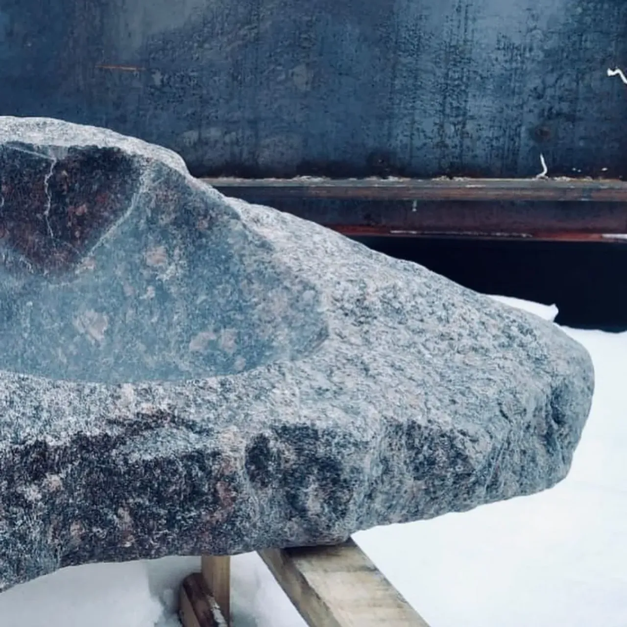 .

☑️Раковина выполнена из  гранитного валуна, она получилась весьма массивной (79*39 см) и тяжелой ,но в то же время очень интересна  из за своей формы и перепадов высоты, цвет преимущественно темно-серый с различными вкраплениями.

⚒Гранит является самым прочным природным камнем.
❎Эту раковину практически невозможно разбить, поцарапать, испортить.

#раковиныизкамня
#интерьерквартиры
#дляинтерьера #раковинавванную #изделияручнойработы #раковинаизгранита #stonesink #granite #лофт #лофтдизайн #ремонтспб #ремонт #выгодноепредложение #скидки #дляинтерьера #раковинаручнойработы #надежность #отечественныйпроизводитель #сантехника #санузелдизайн #современныйинтерьер #современныйдизайн #современныйремонт #мойкиизкамня #ландшафтныйдизайн #интерьерноерешение

.