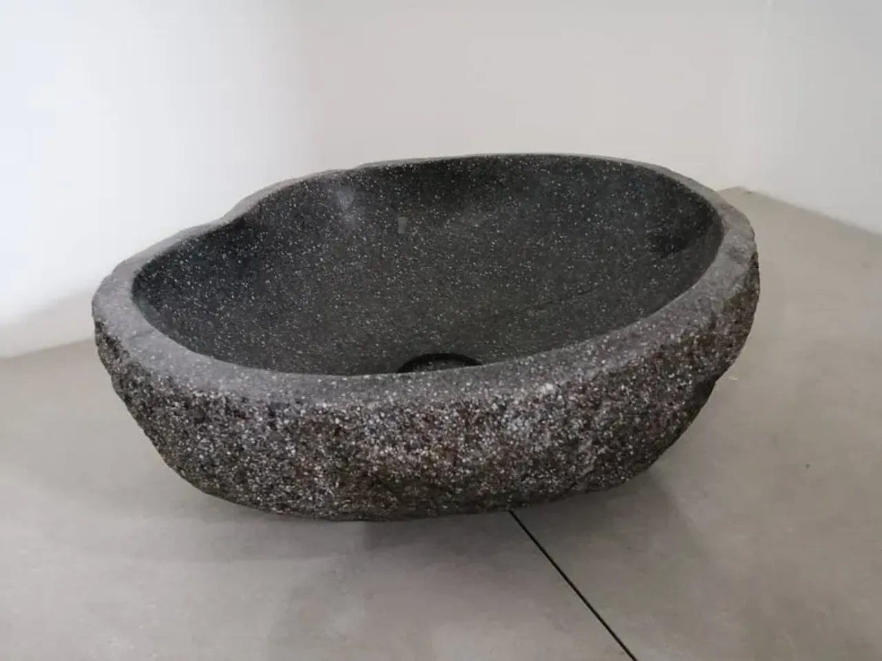 Речной камень активно используется для изготовления раковин,  благодаря разнообразию его оттенков и фактуры. Помимо прекрасного внешнего вида, изделия из натурального камня отличаются великолепными эксплуатационными характеристиками, долговечностью, надежностью и простотой в уходе.

#раковиныbanglo#раковинаизокаменелогодерева#раковиныизкамня #раковиныизнатуральногокамня #раковинаизоникса #раковинаизмрамора #работаскамнем#дизайнерскаяпродукция#слэбы #слэбыизмассивадерева#слэбыспб #слэбымск #декорванной #ваннаякомната #аксессуарыизкамня #раковинадляванной#элитнаясантехника#лофт #лофтдизайн #лофтинтерьер #ваннаякомнатадизайн #дизайнподключ#дизайнподключмосква #раковинымосква #раковиныспб