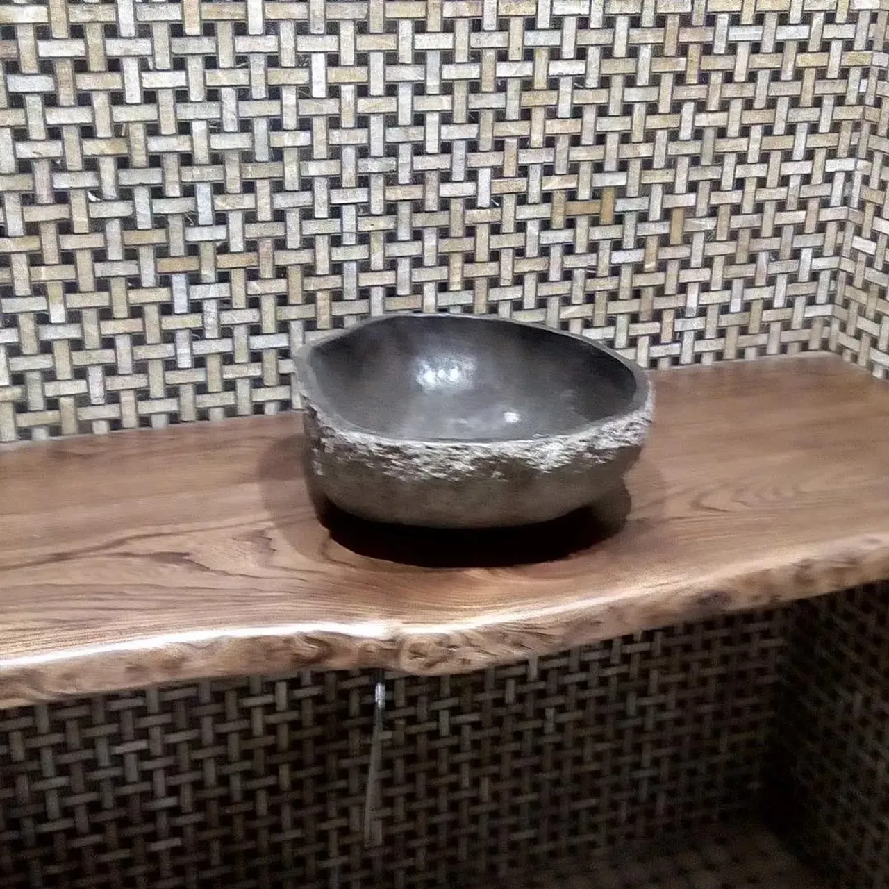 Столешница для ванны из дерева заинтересует истинных ценителей натуральной древесины в интерьере. Все изделия проходят необходимую для влажных помещений обработку, чтобы радовать Вас долгие годы.
.
#раковиныbanglo#раковинаизокаменелогодерева#раковиныизкамня #раковиныизнатуральногокамня #раковинаизоникса #раковинаизмрамора #работаскамнем#дизайнерскаяпродукция#слэбы #слэбыизмассивадерева#слэбыспб #слэбымск #декорванной #ваннаякомната #аксессуарыизкамня #раковинадляванной#элитнаясантехника#лофт #лофтдизайн #лофтинтерьер #ваннаякомнатадизайн #дизайнподключ#дизайнподключмосква #раковинымосква #раковиныспб