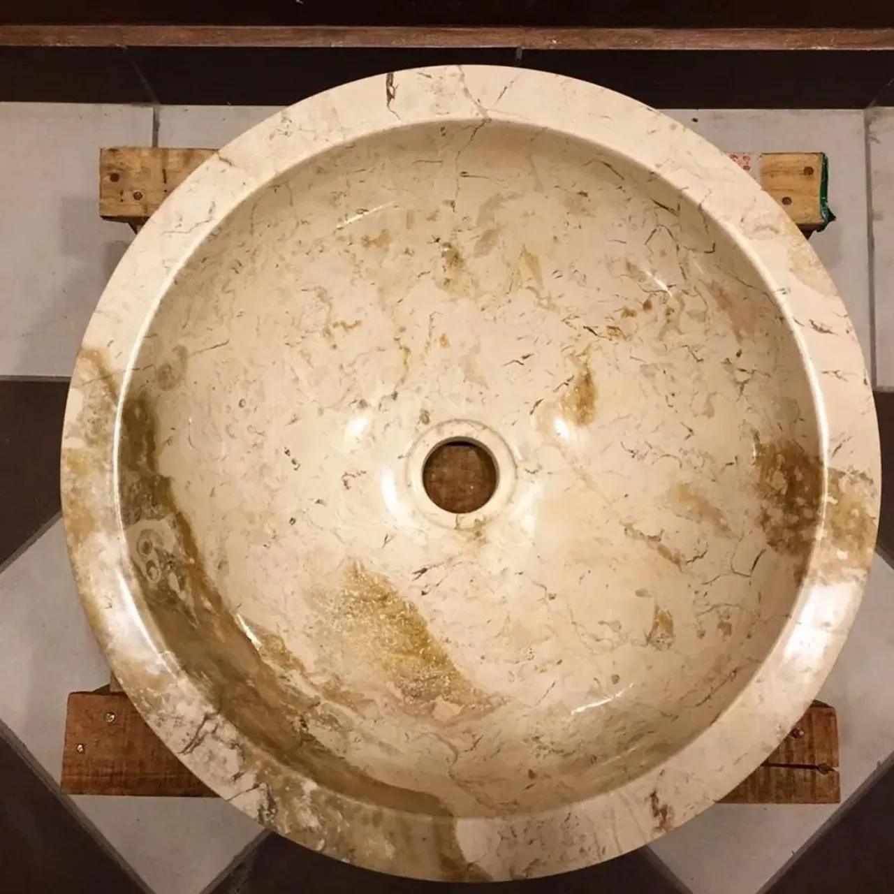 . 👆Компактный размер и удобство монтажа в любом пространстве позволяют установить раковину-чашу в ваннах даже самой небольшой площади.
.
🛒Чаша из мрамора в кремовом цвете в наличии !!!
▪️Размер 40*40*15 см ⠀

#раковиныbanglo#раковинаизокаменелогодерева#раковиныизкамня #раковиныизнатуральногокамня #раковинаизоникса #раковинаизмрамора #работаскамнем#дизайнерскаяпродукция#слэбы #слэбыизмассивадерева#слэбыспб #слэбымск #декорванной #ваннаякомната #аксессуарыизкамня #раковинадляванной#элитнаясантехника#лофт #лофтдизайн #лофтинтерьер #ваннаякомнатадизайн #дизайнподключ#дизайнподключмосква #раковинымосква #раковиныспб