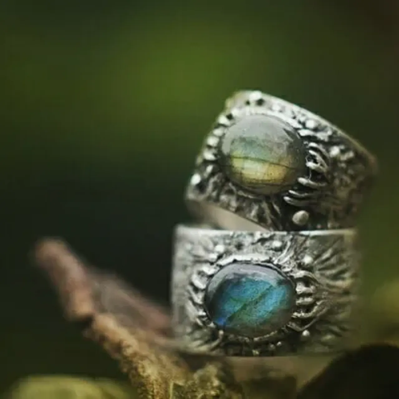 Пост о индивидуальности ручной работы)
На эту тему сказано многое и без меня, но вот простой пример - два кольца, меньшее, с теплым лабрадором создавалось, как повтор большого, синелабрадорового. Итог - совершенно разные кольца, даже не смотря на сами камни, объединенные лишь идеей).
Кольцо с древесной фактурой.
Все больше увлекает меня игра с кастами, и тут крепление камня веточками фентезийного древа, кора, охватывающая яркую изумрудину дождя.
Серебро&лабрадор.
.
...
#серебряноекольцо #текстуры #грубоекольцо #широкоекольцо #кольцослабрадором #лабрадор #текстурадерева #древеснаятекстура
#текстурноекольцо #texture #texturing #ringgirl #ring #silverring #handmadering #autentic #ringmen #labrador #labradorring #woodtexture #woodring #roughring #ringwithbranches #branchesring