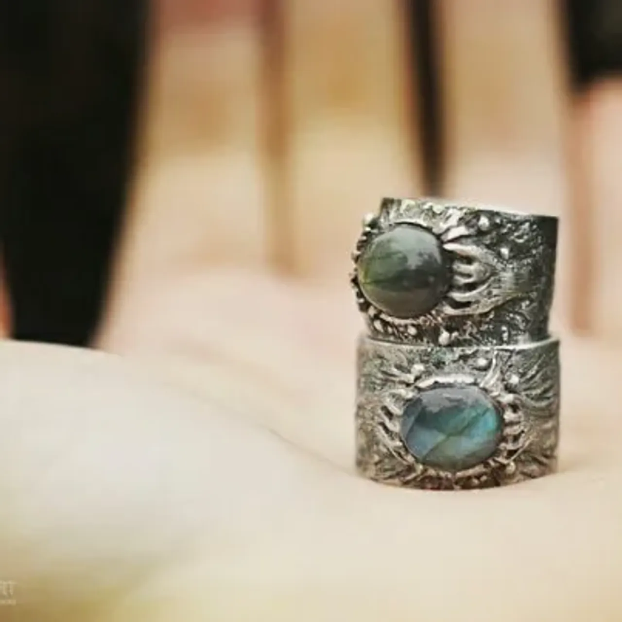 Пост о индивидуальности ручной работы)
На эту тему сказано многое и без меня, но вот простой пример - два кольца, меньшее, с теплым лабрадором создавалось, как повтор большого, синелабрадорового. Итог - совершенно разные кольца, даже не смотря на сами камни, объединенные лишь идеей).
Кольцо с древесной фактурой.
Все больше увлекает меня игра с кастами, и тут крепление камня веточками фентезийного древа, кора, охватывающая яркую изумрудину дождя.
Серебро&лабрадор.
.
...
#серебряноекольцо #текстуры #грубоекольцо #широкоекольцо #кольцослабрадором #лабрадор #текстурадерева #древеснаятекстура
#текстурноекольцо #texture #texturing #ringgirl #ring #silverring #handmadering #autentic #ringmen #labrador #labradorring #woodtexture #woodring #roughring #ringwithbranches #branchesring