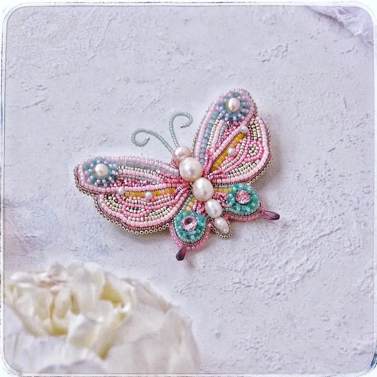 Что значит - подарить бабочку?
.
🦋Бабочка способна к метаморфозам.
.
🦋Брошка или кулон в виде бабочки для женщины может стать настоящим оберегом (амулетом). Считается, что женщины благодаря таким украшениям смогут привлечь в свою жизнь достойного мужчину и удержать его возле себя.
.
🦋В Китае существует красивый обычай, когда жених преподносит невесте живую бабочку в знак неизменной любви. Так же уместно подарить бабочку из нефрита, которая будет всю жизнь напоминать об этом памятном дне.
.
🦋Если вы дарите бабочек на день рождения, значит вы желаете имениннику долголетия.
.
🦋Можно подарить маленьких эльфов с крылышками бабочек, которые символизируют духов воздуха. Они приносят радостные вести и счастье.
.
А эта бабочка полетела в Краснодар , стать прекрасным амулетом и принести радость! А также напоминать о лете!
.
Материалы - жемчуг, французские пайетки, японский бисер ТОНО , канитель , чешские стеклянные бусины.
.
.
.
.
#брошьизбисера #бабочкаброшь #бабочкаизбисера #вышитыеброши #брошьназаказ #мартинпроталисманы