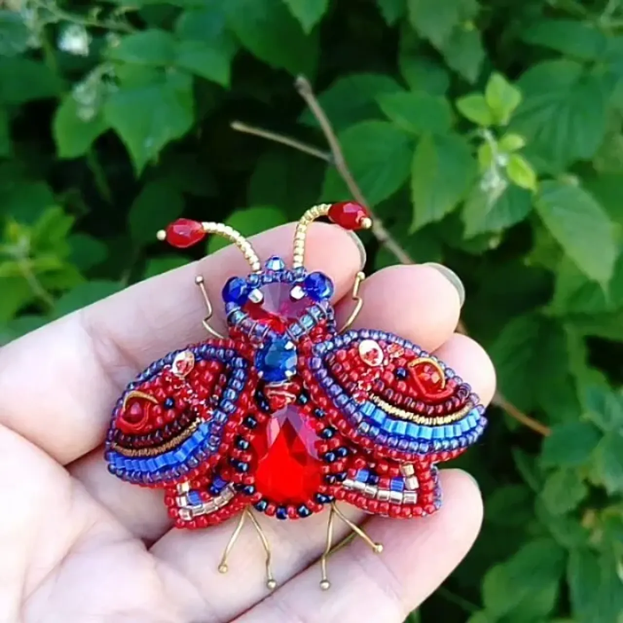 .
Ещё одна красно-синяя мушка! На этот раз совсем маленькая)
Выполнена на заказ!
.
"Благодарность! Слово то какое!
Словно с гор чистейшая река,
Солнце в небе теплое такое,
И барашков в виде- облака...
Благодарность! Знак великодушья!
Это значит не казаться, быть!
Делать то, что честно делать нужно-
Свою жизнь осознанно любить!
Благодарность! Так легко и просто
День с нее играючи начать
И души великолепный остров
Будет в благодарности сиять.
За возможность радоваться счастью,
За самую красивую зарю,
И за мир, чьей я являюсь частью,
Что Вы есть -я вас Благодарю!"🙏
.
.
.
.
.
.
#брошьизбисера #вышитыеброши #брошьмушка #брошьмуха #брошьбабочка #бабочкаизбисера #мухаизбисера #брошиотмартина #брошьручнойработы #красноеисинее
