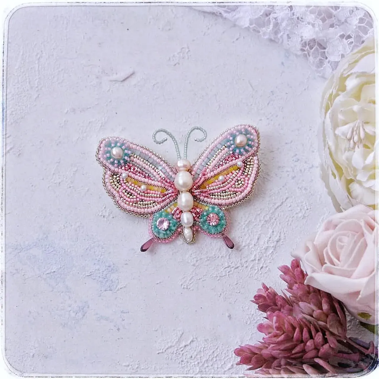Что значит - подарить бабочку?
.
🦋Бабочка способна к метаморфозам.
.
🦋Брошка или кулон в виде бабочки для женщины может стать настоящим оберегом (амулетом). Считается, что женщины благодаря таким украшениям смогут привлечь в свою жизнь достойного мужчину и удержать его возле себя.
.
🦋В Китае существует красивый обычай, когда жених преподносит невесте живую бабочку в знак неизменной любви. Так же уместно подарить бабочку из нефрита, которая будет всю жизнь напоминать об этом памятном дне.
.
🦋Если вы дарите бабочек на день рождения, значит вы желаете имениннику долголетия.
.
🦋Можно подарить маленьких эльфов с крылышками бабочек, которые символизируют духов воздуха. Они приносят радостные вести и счастье.
.
А эта бабочка полетела в Краснодар , стать прекрасным амулетом и принести радость! А также напоминать о лете!
.
Материалы - жемчуг, французские пайетки, японский бисер ТОНО , канитель , чешские стеклянные бусины.
.
.
.
.
#брошьизбисера #бабочкаброшь #бабочкаизбисера #вышитыеброши #брошьназаказ #мартинпроталисманы