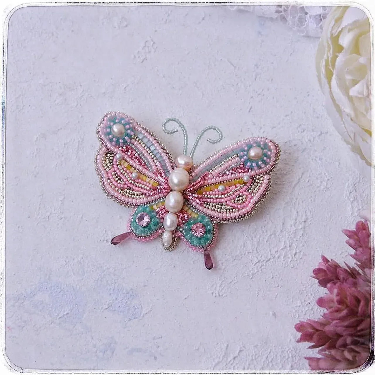 Что значит - подарить бабочку?
.
🦋Бабочка способна к метаморфозам.
.
🦋Брошка или кулон в виде бабочки для женщины может стать настоящим оберегом (амулетом). Считается, что женщины благодаря таким украшениям смогут привлечь в свою жизнь достойного мужчину и удержать его возле себя.
.
🦋В Китае существует красивый обычай, когда жених преподносит невесте живую бабочку в знак неизменной любви. Так же уместно подарить бабочку из нефрита, которая будет всю жизнь напоминать об этом памятном дне.
.
🦋Если вы дарите бабочек на день рождения, значит вы желаете имениннику долголетия.
.
🦋Можно подарить маленьких эльфов с крылышками бабочек, которые символизируют духов воздуха. Они приносят радостные вести и счастье.
.
А эта бабочка полетела в Краснодар , стать прекрасным амулетом и принести радость! А также напоминать о лете!
.
Материалы - жемчуг, французские пайетки, японский бисер ТОНО , канитель , чешские стеклянные бусины.
.
.
.
.
#брошьизбисера #бабочкаброшь #бабочкаизбисера #вышитыеброши #брошьназаказ #мартинпроталисманы