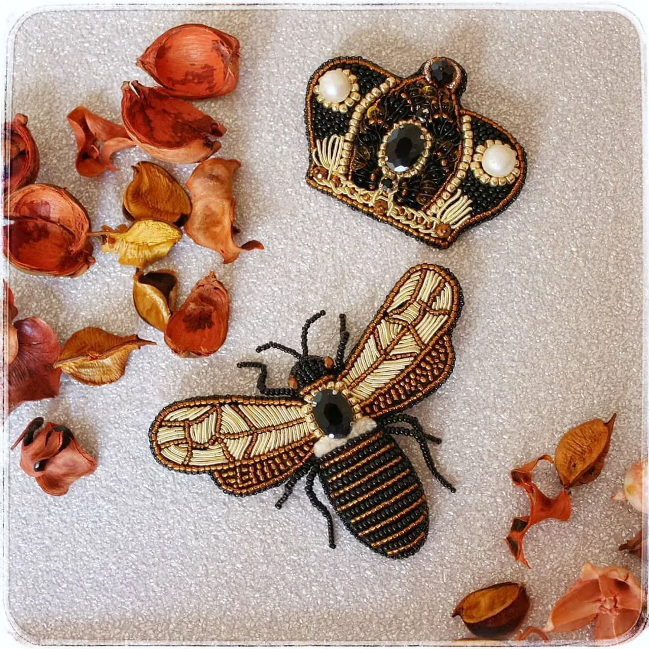 .
Пчела 🐝 является символом трудолюбия и усердия. Именно этими качествами и награждает своего хозяина талисман пчела. Благодаря этому амулету, ты всегда будешь в состоянии защитить себя. Подобно пчелиному жалу, у тебя неизменно будет наготове жалящее слово.
.
Что же обозначает 👑 корона? Круг времен, бессмертие, история;(верховная) власть — божественная и земная, монархия, величие, царственность, вознесенность над миром, высокая защита, сила, надежность, богатство, достоинство, честь, слава, репутация, высочайшие достижения, победа, заслуги, награда;жизнь, духовное просветление.
.
Вот такие два замечательных символа, и если их носить вместе все будет просто замечтательно! ❤️
.
#broochmadeofbeads #handmade_mannia #брошьпчеласкороной #брошьпчела #брошькорона #брошьизбисера #брошиотмартина #мартинпроталисманы