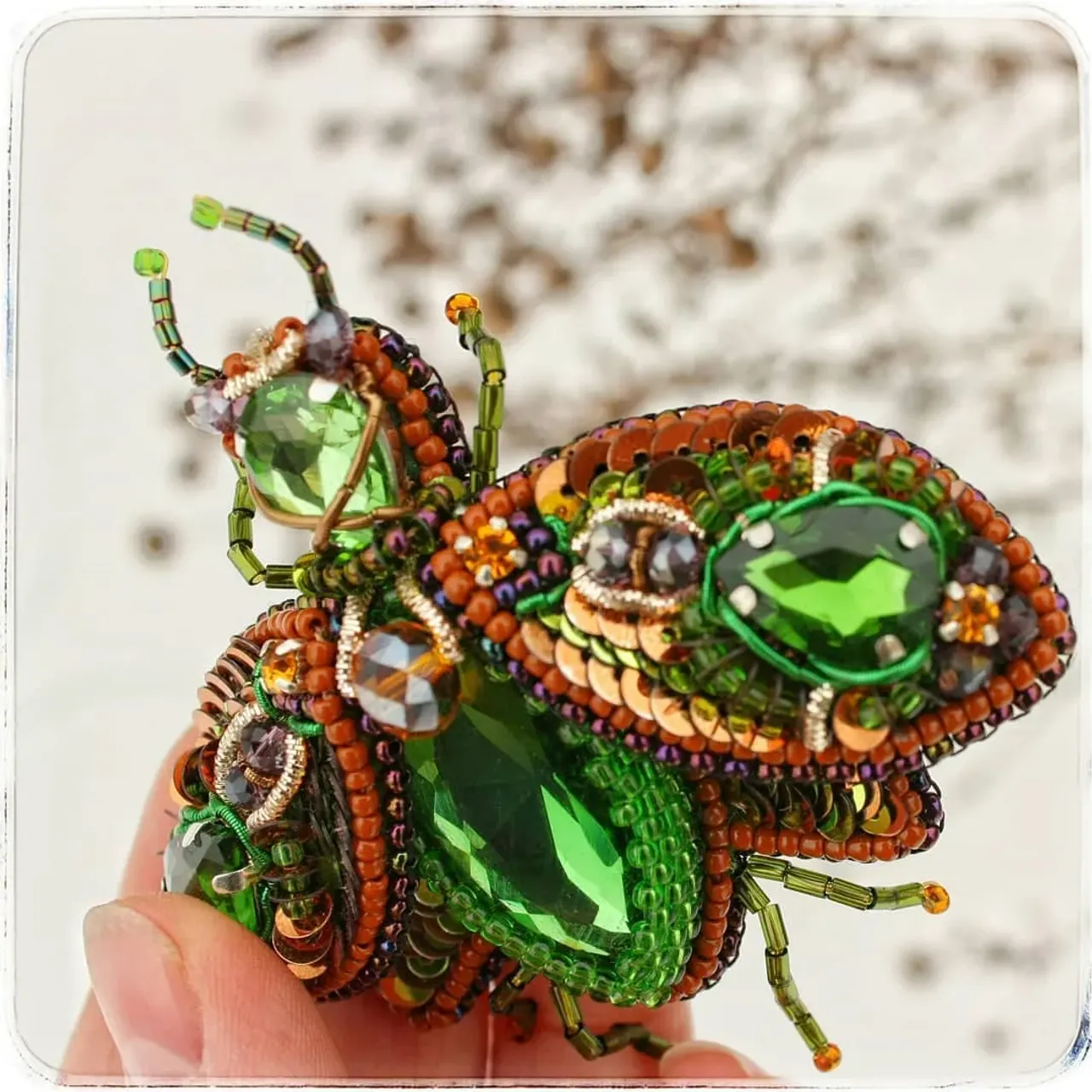 Ещё несколько фото жучка, не могу не показать его во всей красе) 😊 😊 😊
.
Цвет немного искажен, он такой, как в предыдущем посте)
.
#Broochmadeofbeads #Brooch #вышитаяброшь #жукизбисера #брошьизбисера #модныеброши #украшенияручнойработы #цветнастроениязеленый
