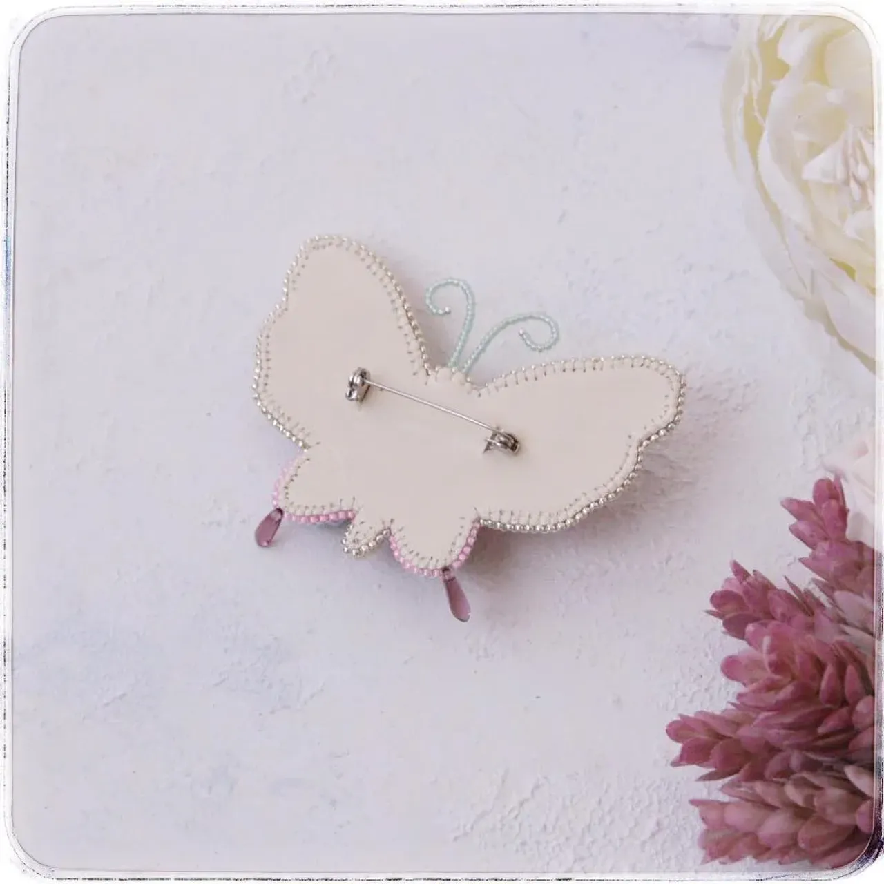 Что значит - подарить бабочку?
.
🦋Бабочка способна к метаморфозам.
.
🦋Брошка или кулон в виде бабочки для женщины может стать настоящим оберегом (амулетом). Считается, что женщины благодаря таким украшениям смогут привлечь в свою жизнь достойного мужчину и удержать его возле себя.
.
🦋В Китае существует красивый обычай, когда жених преподносит невесте живую бабочку в знак неизменной любви. Так же уместно подарить бабочку из нефрита, которая будет всю жизнь напоминать об этом памятном дне.
.
🦋Если вы дарите бабочек на день рождения, значит вы желаете имениннику долголетия.
.
🦋Можно подарить маленьких эльфов с крылышками бабочек, которые символизируют духов воздуха. Они приносят радостные вести и счастье.
.
А эта бабочка полетела в Краснодар , стать прекрасным амулетом и принести радость! А также напоминать о лете!
.
Материалы - жемчуг, французские пайетки, японский бисер ТОНО , канитель , чешские стеклянные бусины.
.
.
.
.
#брошьизбисера #бабочкаброшь #бабочкаизбисера #вышитыеброши #брошьназаказ #мартинпроталисманы