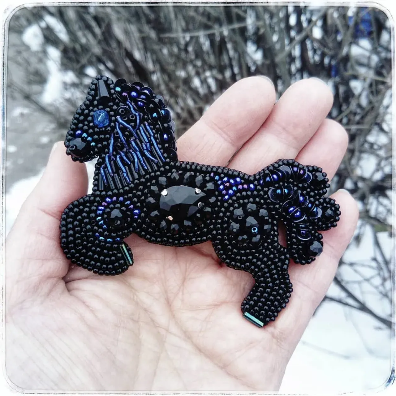 Ещё поспамлю скакуном! Он нереально красивый вживую, фот не передаёт к сожалению всего! 😍😍😍
.
#брошьизбисера #брошьконь #моимыслимоискакуны #брошьвподарок #модныеброши #сделаноруками #брошьручнойработы #брошиотмартина #handmade_biser_and_all #зодиакальноеукрашение