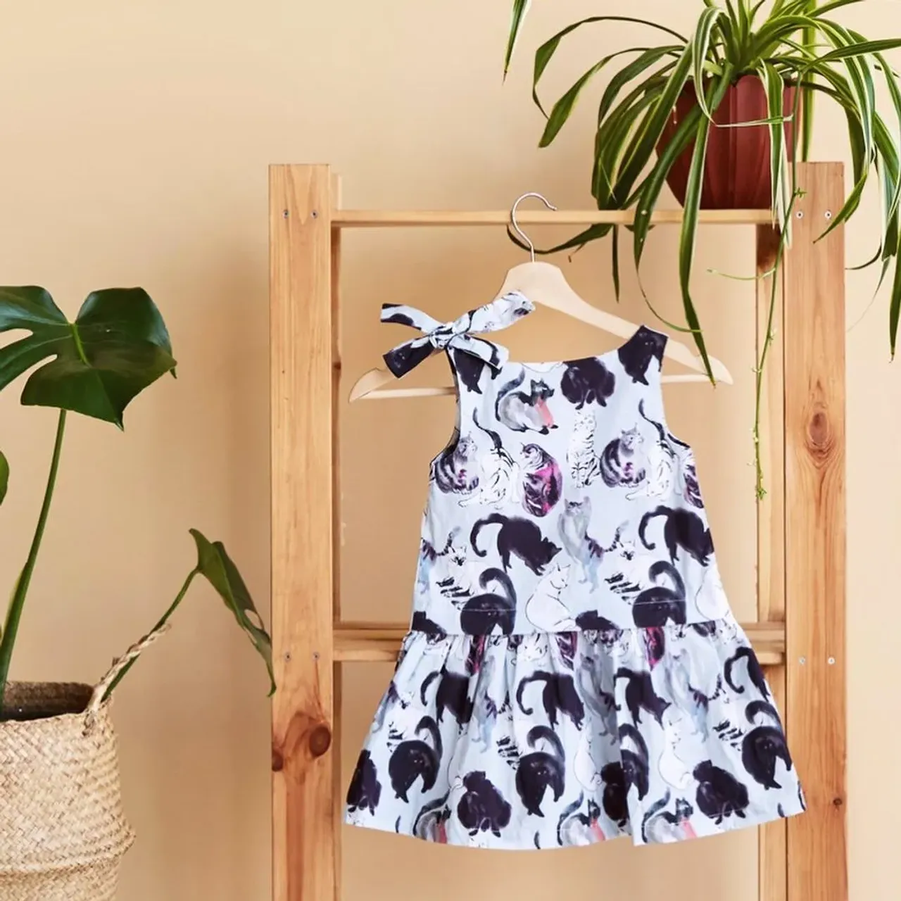 Тилли-Тилли-Тилли-Бом
🐱
Классное летнее платье с бантиком на плече «Кошечка»
В наличии в размерах 104, 110, 116