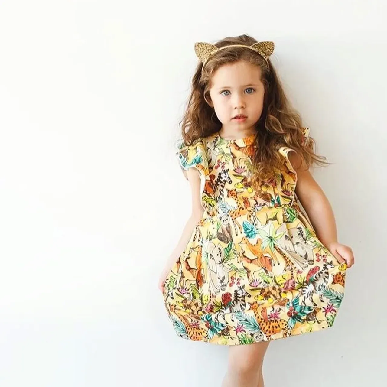 А вы знаете, как переводится название бренда Be Fancy?
🧐
⠀
Прямой перевод через google translator - «капризничай»
😅
Да, есть и в этом переводе доля правды)
Ведь для кого я стараюсь делать уникальные рисунки? Для капризных мам и их очень привередливых деток))
Все мы устаём от однообразия, нам хочется быть уникальными, необычными и капризными.
⠀
Один из переводов слова «fancy» - нарядный, праздничный
Вот это точно про бренд Be Fancy!
Нам не нужно повода, чтобы быть нарядными, мы одеваемся по настроению! А оно у нас всегда праздничное
🎉