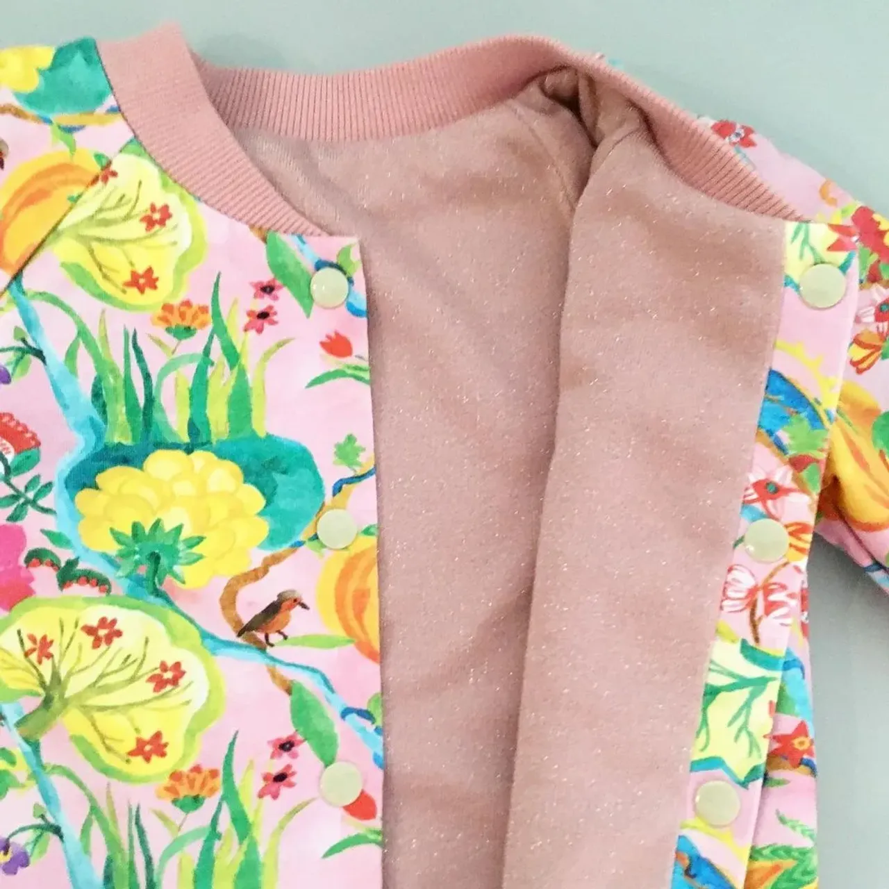 У нас есть нежный и очень красивый комплект из двустороннего бомбера и брючек с рюшей!
Самая популярная расцветка летка - «Розовый сад»
🌸
Комплект в наличии и на заказ в размерах
86-122см
🌸