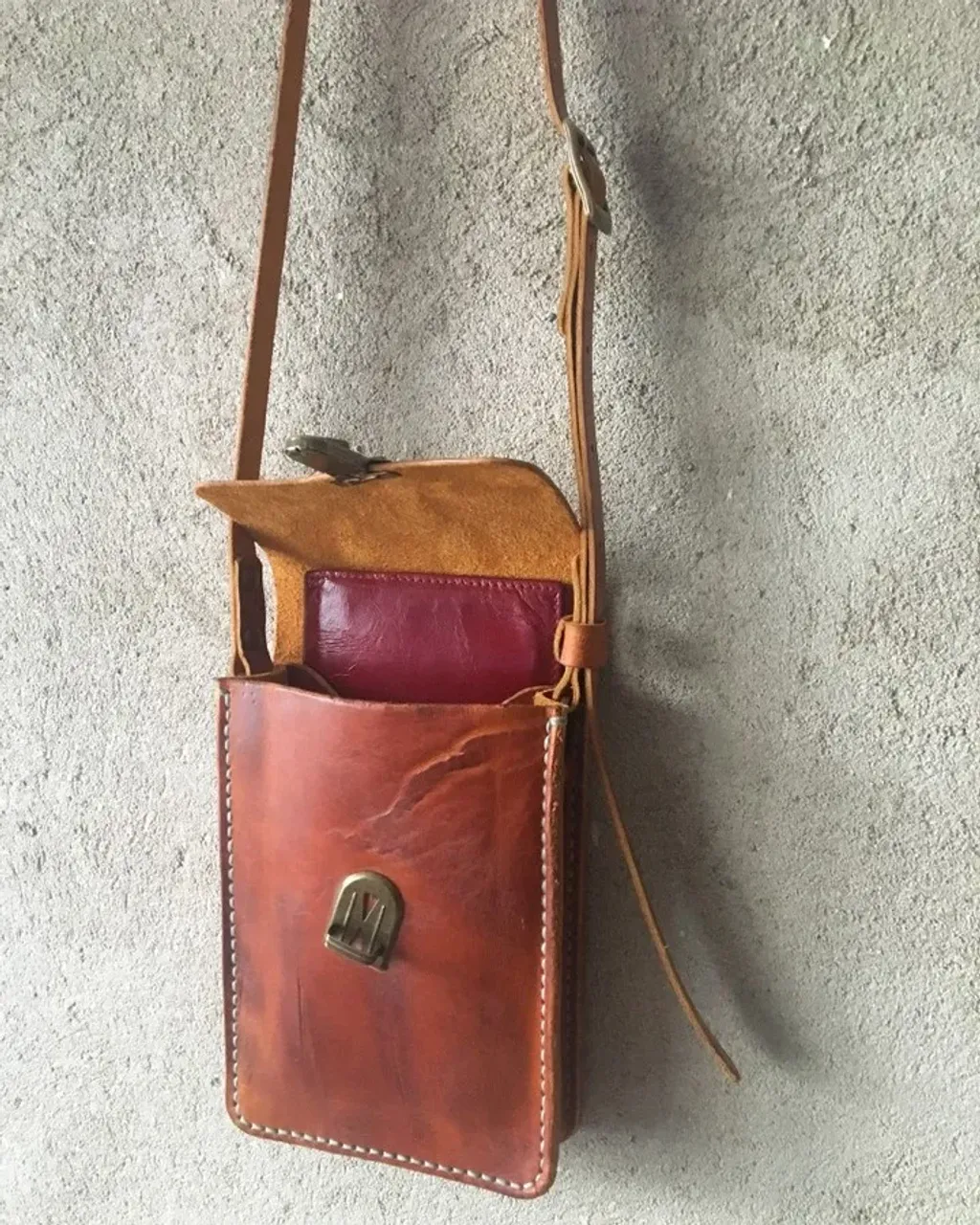 Сумка на шею. Вмещает в себя документы, ключи, телефон. Размер 12х17см. Натуральная кожа, ручное вощение, ручной седельный шов.

#сумканашею #сумкадлямелочей #сумкадлядокументов #сумкаизкожи #кожанаясумка #аксессуарыизкожи #мужскиеаксессуары #подарокпарню #подарокдругу #подарокмужчине