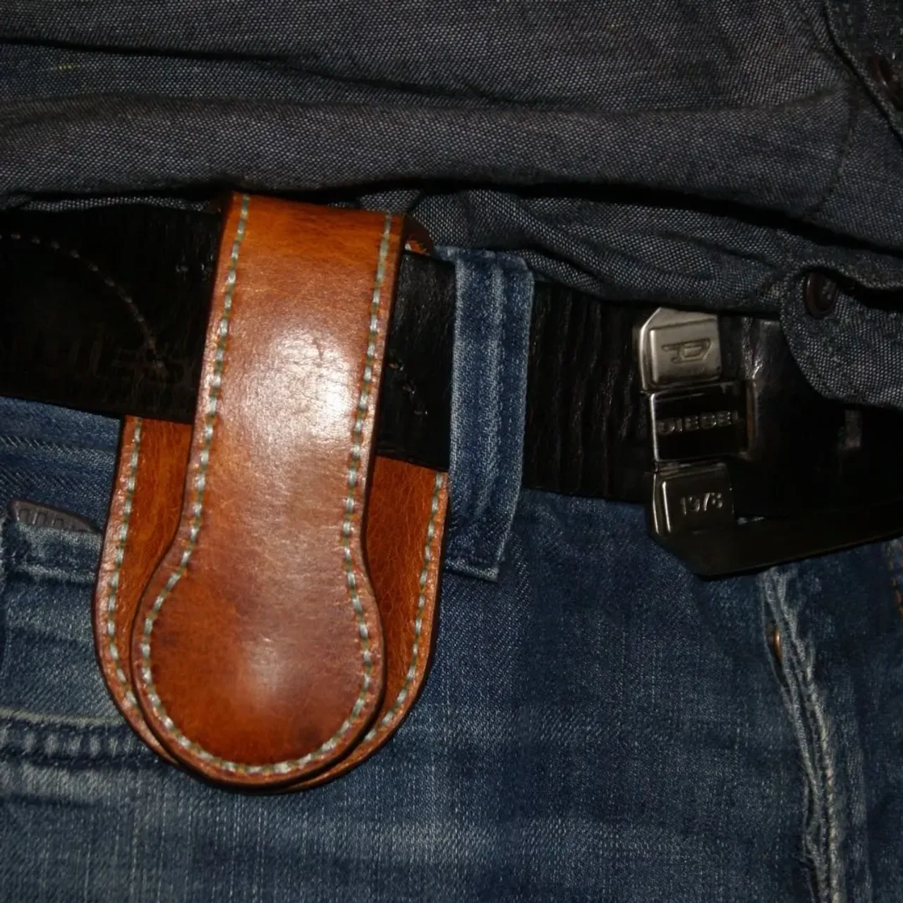 Монетница из натуральной кожи. Одновременно является эффективным средством самообороны. Крепится на ремне. Возможно изготовление в двух размерах 7х24см либо 8х27см в разложенном состоянии. Будет отличным оригинальным подарком любому мужчине.

#монетница #монетницаизкожи #средствосамообороны #мужскиеаксессуары #аксессуарыизкожи #кожаныеаксессуары #подарокмужчине #подарокпарню #подарокдругу #оригинальныйподарок