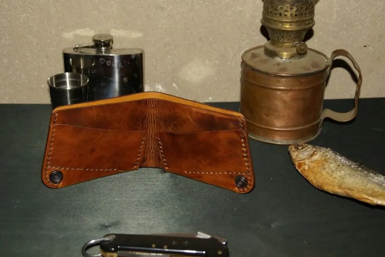 Кошелёк мужской. Ручная работа. Натуральная кожа, ручное патинирование, вощение, ручной седельный шов.

#кошелёкмужской #кошелёквинтажный #кошелёкизкожи #кошелёккожаный #портмонемужское #портмонеизкожи #кожарастительногодубления #подарокмужчине #подарокпарню #подарокдругу #винтаж #винтажныйстиль #аксессуарыизкожи #кожаныеаксессуары