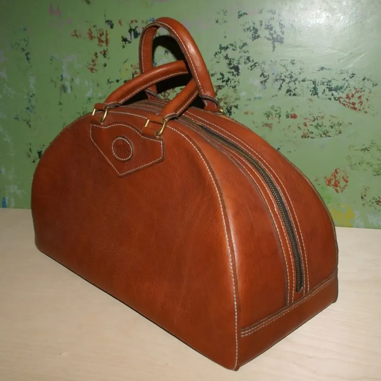 Сумка дорожная ручной работы из натуральной кожи.

Итальянская кожа растительного дубления, латунная фурнитура, японская молния YKK. Ручной седельный шов. Размер 55х31х23см.

#сумкаручнойработы #кожанаясумкаручнойработы #сумкаспортивная #сумкамужская #винтажная #сумкакожаная #сумкаизкожи #сумкадорожная #сумкаспортивная #сумкаизнатуральнойкожи #мужскиеаксессуары #кожаныеаксессуары #аксессуарыизкожи #аксессуарыизнатуральнойкожи #винтаж #винтажныйстиль #подарокдругу #подарокпарню #подарокмужчине #подарокдлямужчины #лучшийподарокмужчине ​ #подарокна23февраля #подарокна8марта #подарокдевушке #подарокженщине #подарокподруге