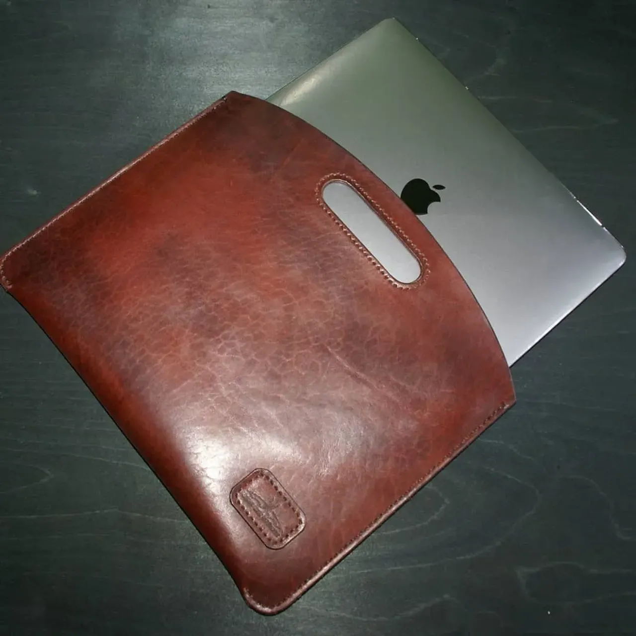 Сумка-чехол в винтажном стиле для MacBook. Размер 29,5х36см. Можно использовать, как папку для документов, под формат А4. Натуральная кожа, 100% ручная работа, ручное вощение, старение, патинирование, ручной седельный шов. Возможно изготовление в любом цвете.
.
.
.
.
.
#папкакожаная #папкаизкожи #папкадлядокументов #папкадлядокументовкожаная #сумкадляноутбука #сумкакожанаядляноутбука #сумкадлямакбука #папкаа4 #папкаа4кожаная #папкаа4изкожи #сумкадляMacBook #чехолдляMacBook #чехолдляпланшета #чехолдляipad #кожаныйчехол #чехолизнатуральнойкожи #leathercraft #ручнаяработа #винтаж #винтажныйстиль #изделияизкожи #аксессуарыизкожи #модныеаксессуары #кожаныеаксессуары #изделияизкожиручнойработы #подарокдляженщины #подарокдлямужчины #подарокдлядевушки #подарокдевушке #подарокпарню