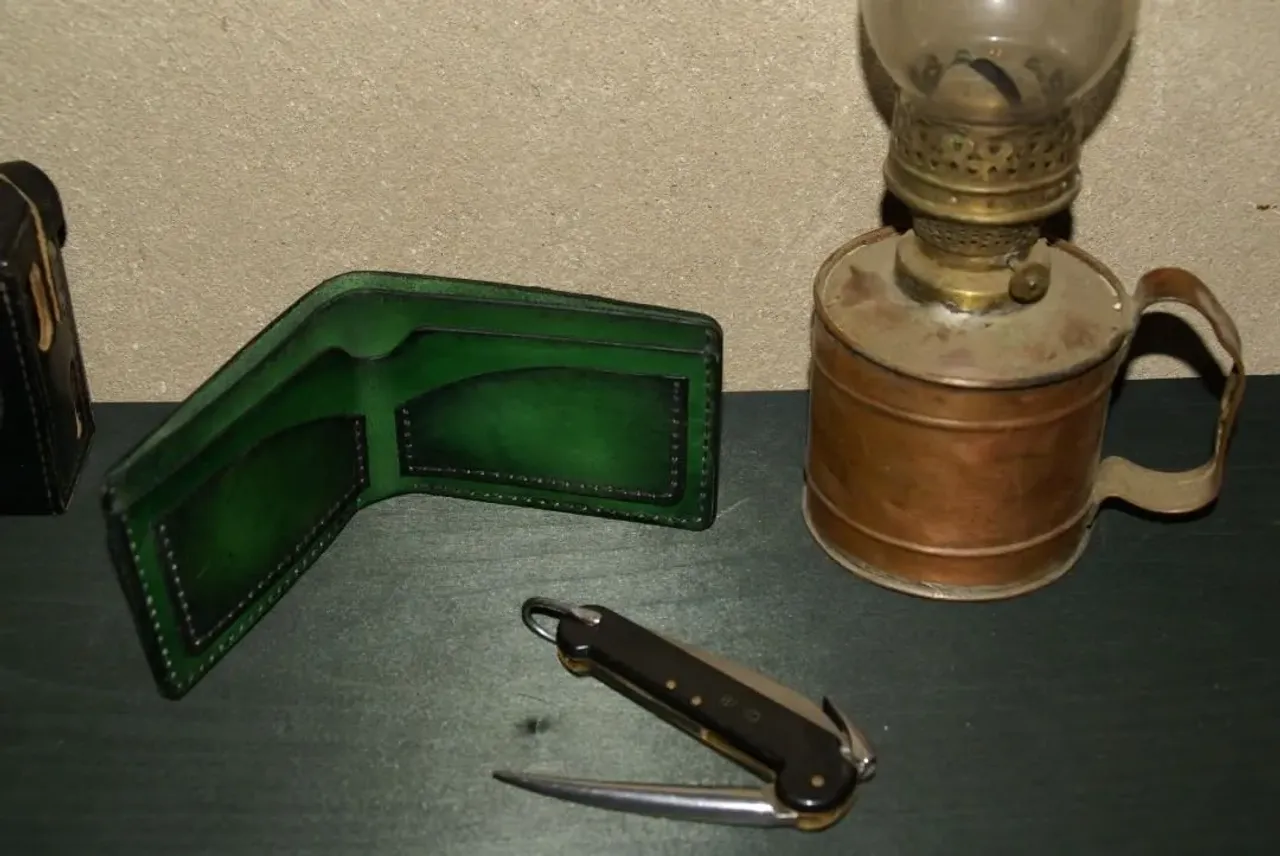 Кошелёк винтажный ручной работы. Натуральная кожа растительного дубления, ручное окрашивание, патинирование, вощение, ручной седельный шов.

#кошелёкмужской #кошелёквинтажный #кошелёкизкожи #кошелёккожаный #портмонемужское #портмонеизкожи #кожарастительногодубления #подарокмужчине #подарокпарню #подарокдругу #винтаж #винтажныйстиль #аксессуарыизкожи #кожаныеаксессуары