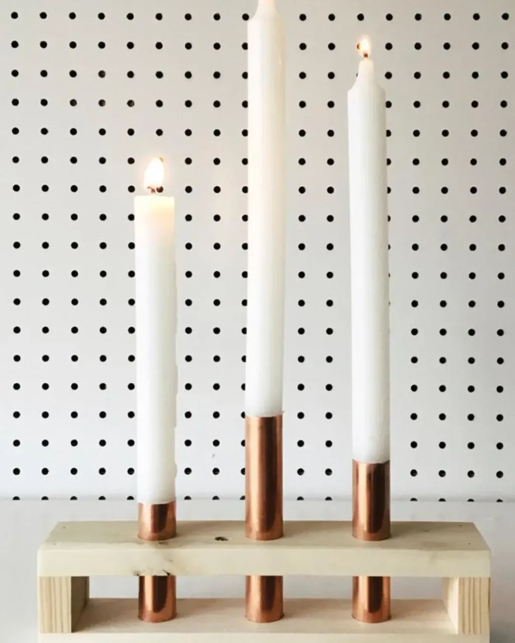 Любим свечи и даже самая простая интерпретация подсвечника создаёт особенное настроение в интерьере.  #дуб#слэб#тепло#дом#интерьер#стол#штучно#дизайн#слюбовью#артдеко#этно#модерн#стиль#эко#творчество#уникум#ручнаяработа#подсвечники#