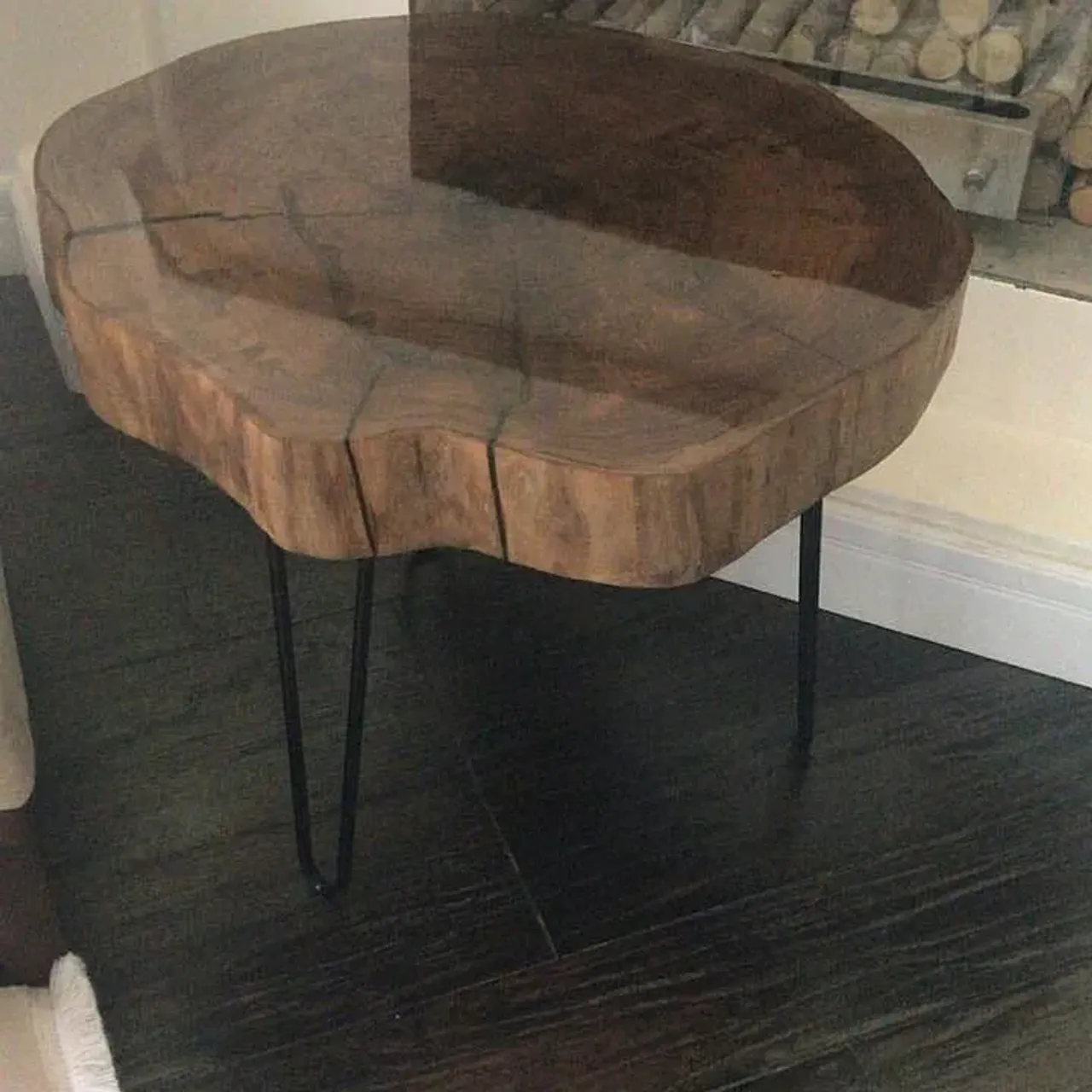 Когда нужно сохранить натуральную текстуру древесины, применяется прозрачный эпоксидный лак. Он подчеркивает красоту и защищает поверхность от воздействия окружающей среды.
⠀
Вещество представляет собой раствор эпоксидной смолы, которая в определенной пропорции разбавлена органическими растворителями. Такой лак – двухкомпонентный, то есть перед использованием необходимо смешать его с отвердителем.
⠀
Этот вид отделочных материалов имеет отличные показатели практически по всем техническим параметрам. Кроме доступной цены, такой лак имеет следующие преимущества: высокую стойкость к влаге; прекрасную механическую прочность; отличный уровень блеска; безвредность.
⠀
#Стол#консоль#массив#дуб#ручнаяработа#изделияиздерева#дерево#подарки#wood#woodworing#артдеко#дерево #массив #подарки #лофт#