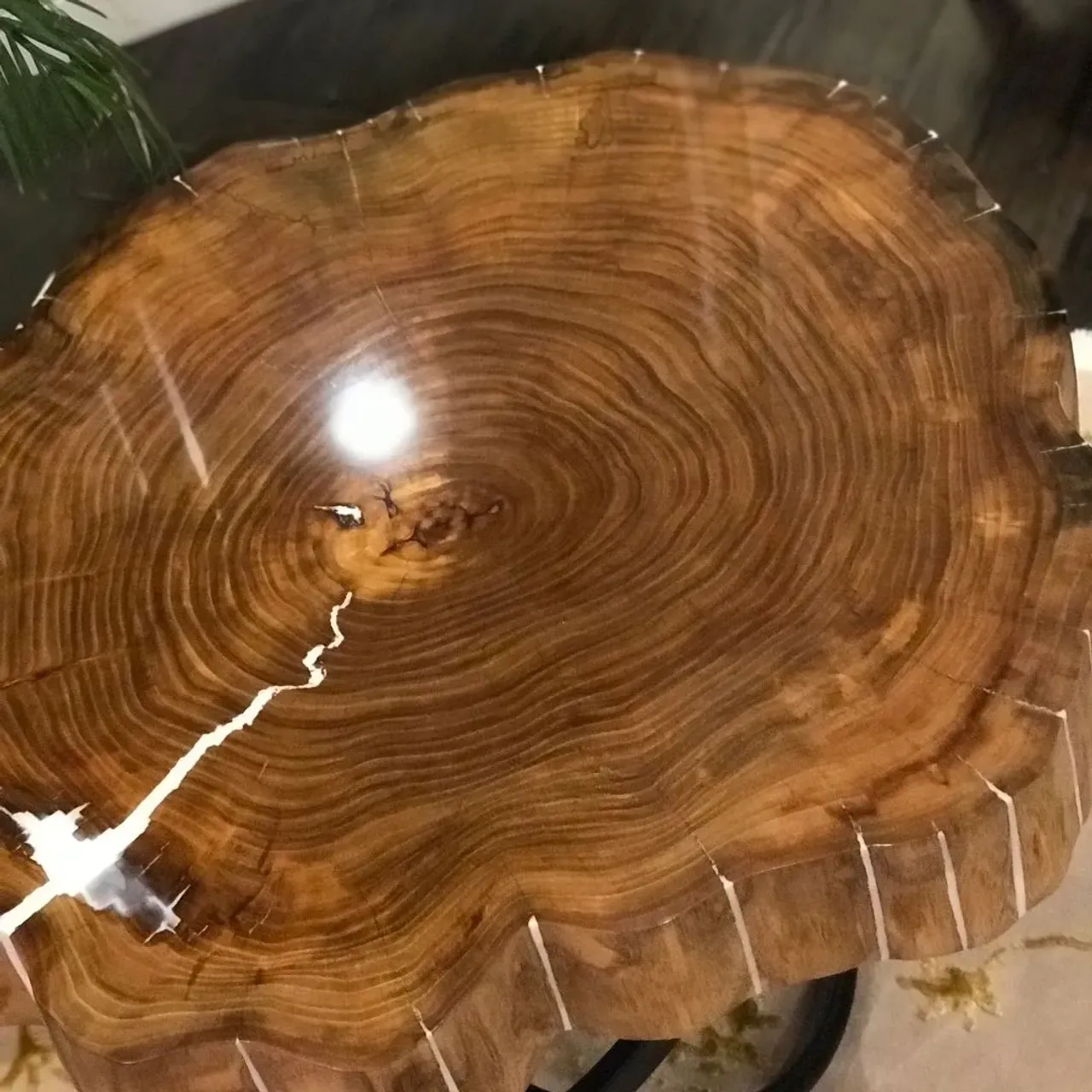 Традиционно кофейные столики разделяют по их функциям, но это не означает, что они не могут быть одновременно и красивыми, и практичными. Проектировщики и дизайнеры отлично понимают потребности своих потенциальных клиентов, а потому сами разделили столики на такие типы:

Практичные. Отличаются широкой, большой столешницей, имеют минимум декоративных элементов и могут вмещать в себя ящики, небольшие отделения. Отлично подходят в качестве хранилища каких-либо вещей (журналов, книг, безделиц), которые всегда должны быть под рукой, но не на виду. Сама столешница предназначена для журналов, пультов, чашек, вазочек с закуской, настольных игр и т.п.
Трансформеры. Кофейные столики с сюрпризом! Могут в пару простых манипуляций превратиться в полноценный небольшой столик, тумбочку, банкету ила даже в стул/пуф. Их выбирают те, кто ценит эргономичность и экономит свободное пространство в комнате.
Декоративные, дизайнерские, т.е. сугубо для украшения интерьера. Не могут вместить в себя большое количество предметов, ящиков обычно не имеют, не раскладываются. Обладают высокими эстетическими качествами: причудливые формы, необычный материал. Служат для украшения комнаты или в качестве составляющей какой-либо дизайнерской конструкции (для кашпо, статуэток, эко-мха и т.д.). дерево#Звенигород#Москва#душа#сделаннослюбовью#столики##лофт#интерьер#слэб#дуб#спил#дизайн#горнаяакация#карагач#камин#стол#мебель#эксклюзив#подарок#масло#авторскийдизайн#кавказскийдуб#wood#клен#дуб#орех#. ☎️+7 915 3363 520